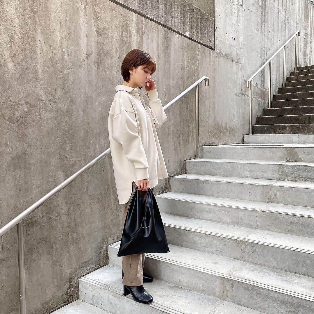 筒井愛実さんのインスタグラム写真 - (筒井愛実Instagram)「． シンプルなのにシルエットや素材感が いつも抜群に可愛い @reedit_official  ダンボール素材のトップスは襟などの欲しいところのハリは出しつつ、しなやかで柔らかい生地感で動きやすくて◎ ニットソーテーパードパンツはカラーも可愛くてシルエットも可愛いのに、これ1枚でかなり暖かいのが凄い🤍  この2点ともセールになっているので今がとっても狙い目です✊  ． #reedit #リエディ #リエディスタ#エシカルファッション #サステナブル #SDGs #トレンドコーデ #トレンドファッション #タイアップ #2022SS #fashion #ootd #コーデ #コーディネート」1月15日 18時16分 - manamin_158cm