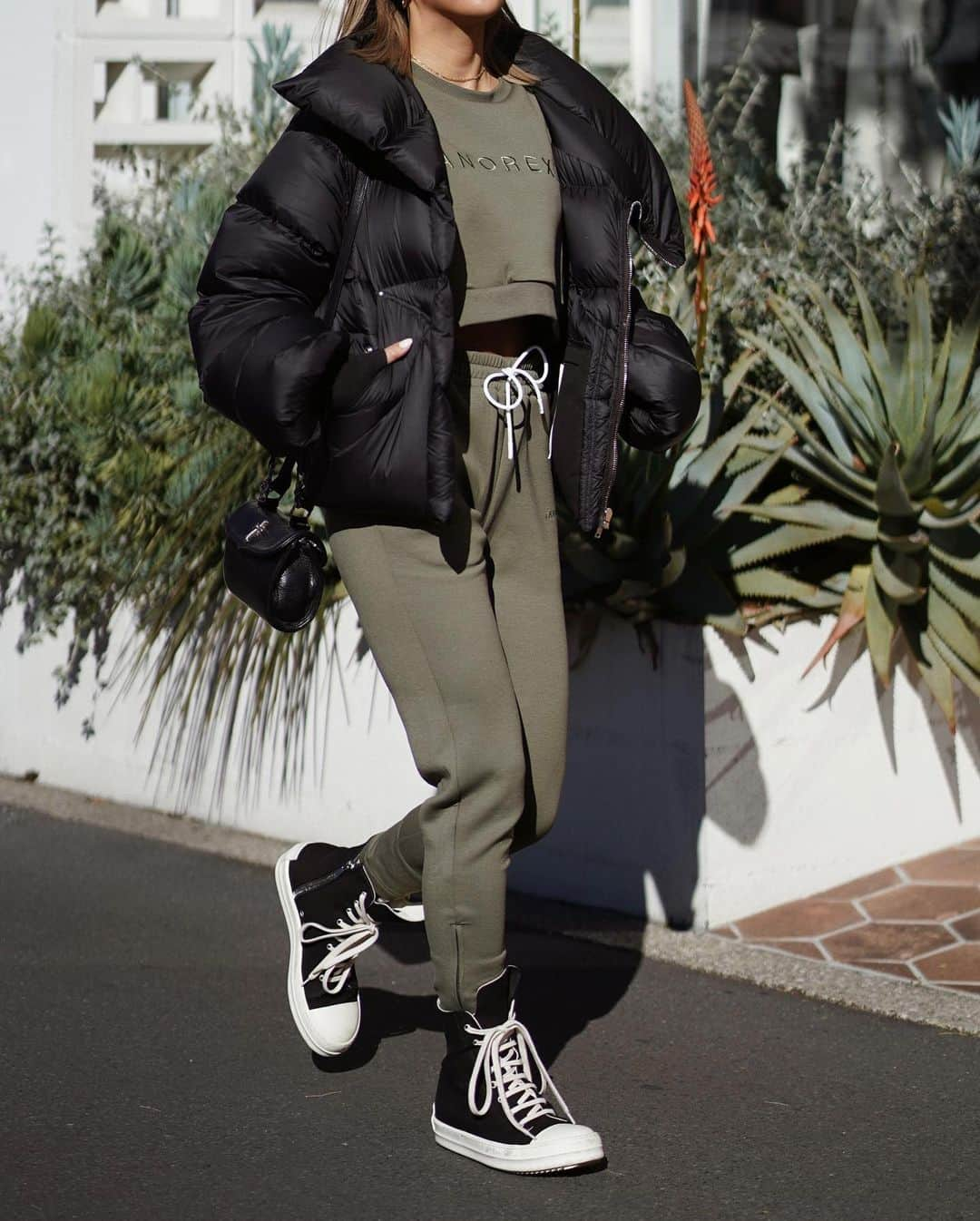 菅又菜摘（ナツ）さんのインスタグラム写真 - (菅又菜摘（ナツ）Instagram)「@tanorexia_official Short Crew Trainer / Olive Slim Jog Pants / Olive」1月15日 18時22分 - kogenatsu920