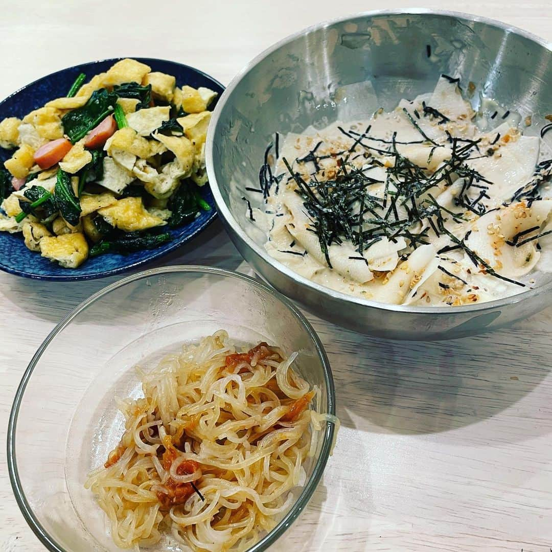 立川志らくさんのインスタグラム写真 - (立川志らくInstagram)「ちょいと料理を3品こしらえた。大根マヨ、ほうれん草トンビ、白滝の梅。大根マヨは大根スライスにマヨネーズ、ポン酢、胡麻ふりかけにかつ節に海苔。ほうれん草トンビはバターでほうれん草、ウインナー、油揚げを炒め、塩胡椒、最後にポテチを砕いて。白滝の梅はごま油で白滝を炒め、白だし、砂糖、醤油、仕上げに梅干しのたたき。」1月15日 18時48分 - tatekawashiraku