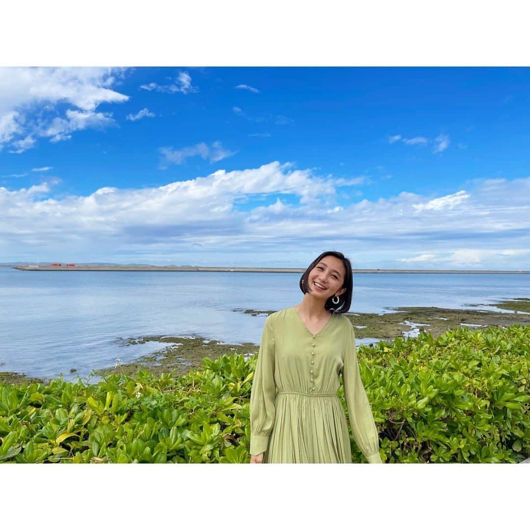 近藤夏子さんのインスタグラム写真 - (近藤夏子Instagram)「.    さむくってさむくって お部屋でぬくぬくしながら ぬくもりを感じる写真を見て 温まってます🐣💛笑 　  青い空と海、緑。 自然って偉大ですね✨ 　 　 .」1月15日 18時56分 - kondokako0804