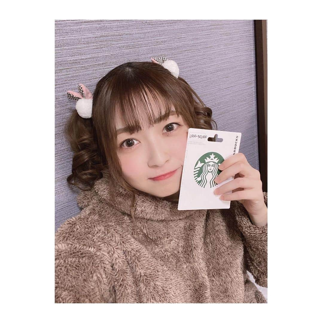 吉岡茉祐さんのインスタグラム写真 - (吉岡茉祐Instagram)「#ゆうきんち ありがとうございました！  いつでも全力なチーム81プロデュース。 そして、振り切った吉岡さん。  モコモコのパーカーに耳がついていたことを皮切りに、感覚がバグりました。 2022年始まってすぐですが、今年見納めです。多分。ツインテ。  いや、リクエストとかあればやるかもしんない。笑 髪型にこだわりは少ない人間なのでw  Wゆうきちゃん。 そして、相方、ほんちゃん。  楽しいホームパーティでした。 また遊びに行きたいね！ ゲーム最高！ テーブルゲームも詳しくなりたい、2022。  なによりも… スタバカードゲットしたよおおおおお！！ 次の新作は19日からで…うんたらかんたら…」1月15日 19時11分 - yoshioka_mayuc