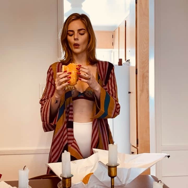 のインスタグラム：「I check to see if I’m wearing a bra?」