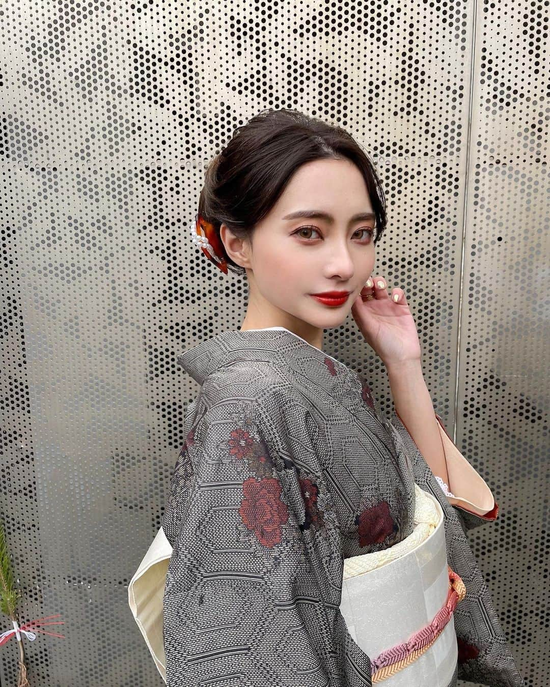 高崎モモコ さんのインスタグラム写真 - (高崎モモコ Instagram)「🍑 . . 珍しく訪問着♡👘 . hairset by @cantik2_0722  . いつもいつも呼んでいただけて嬉しいです✨ りょうすけさんに良い所言ってもらえると 結構自信でます😆 .  . #ヘアスタイル#訪問着ヘア #サロモ撮影 #お洒落さんと繋がりたい#いいね返しは絶対 #いいね返し #骨格ナチュラル #編みおろしアレンジ #ウェディング#着物ヘアセット #雰囲気好きな人いいね #サロモ募集中 #着物モデル#雰囲気推してください #撮影データ#雰囲気女子#関西サロンモデル#サロンモデル#推してください #少しでもいいなと思ったらいいね #関西サロモ #フリーモデル#フォローバック  #訪問着コーデ #大阪サロモ #サロモ希望#着物ヘアアレンジ #着物コーディネート #モモデータ#160cmコーデ」1月15日 21時05分 - momoko_takasaki