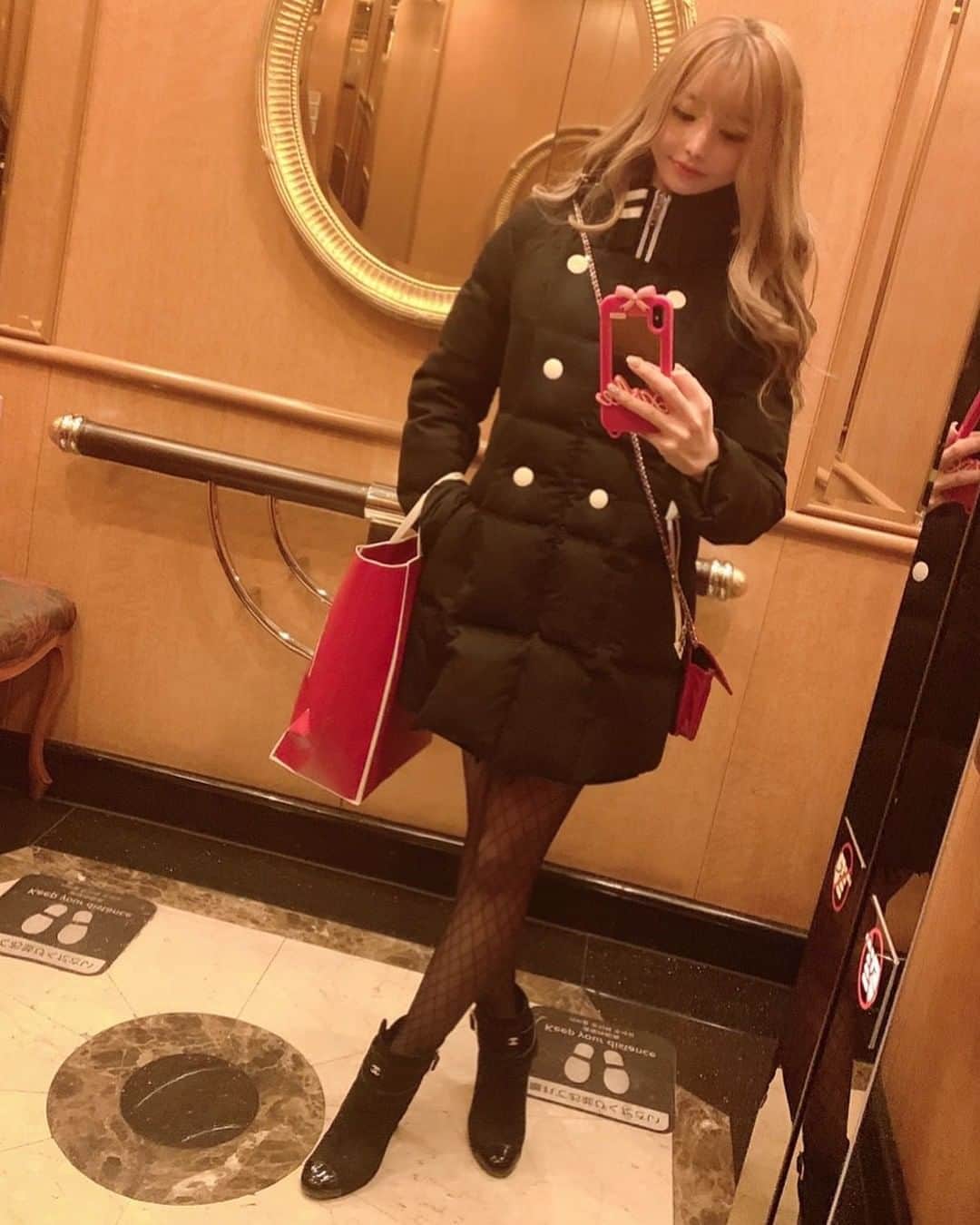 のインスタグラム：「冬ですね💎✨  #ホテル#ホテルライク#ホテルライクな暮らし  #冬#冬服コーデ#愛川みれい」