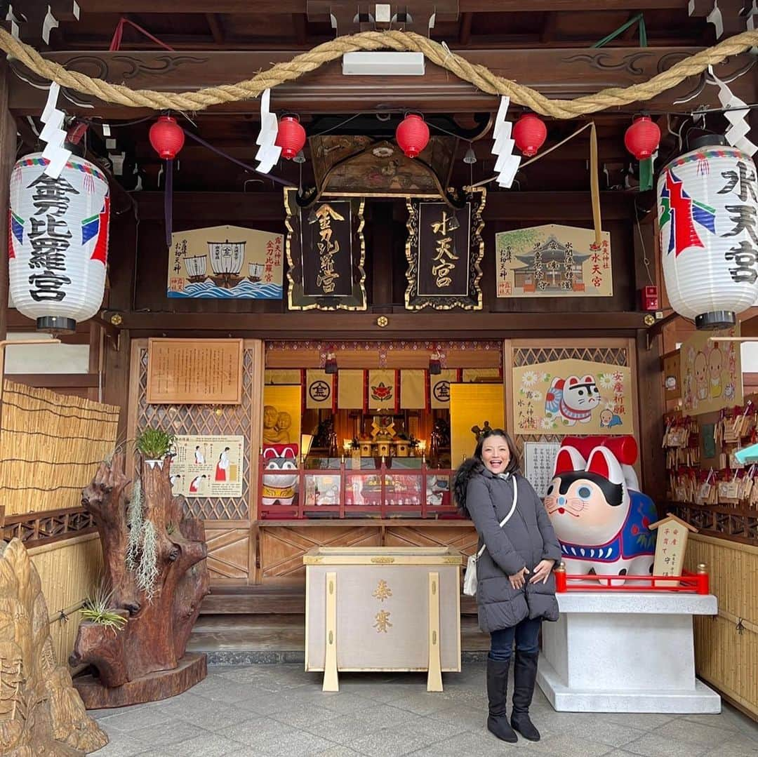 きのせひかるさんのインスタグラム写真 - (きのせひかるInstagram)「松の内が過ぎ  お正月気分もおしまい🎍  この年末年始は  出産前最後ということで長めに帰省し  いろんな人に会ってきた❣️  遊んでくれたみんな、ありがとう💓  そして時間の都合上  ご挨拶が叶わなかったみなみなさま  ごめんなさい🙇‍♀️💦  夫が待つ東京に戻った私は  いよいよ産休に入り  バイクを売って  映画館の年会員は更新せず  これまでの生き甲斐の一切合切を  返上した｡🏍🎬👋  さみしい気持ちはもちろんあるけれど  犠牲や我慢といった感覚はまったくなく。  今は  第2の人生の幕開けに  期待と不安で胸がいっぱい❤️‍🔥  母親1年生、がんばるぞ🤱  ところで。  赤ちゃんを迎え入れる準備が  一向に終わらないんですけどーーー！！！  時間はあんなにあったのに！！！  のんびりしすぎたわ！！！  . . . #お正月 #初詣 #お初天神  #水天宮 #安産祈願 #大阪観光  #安定期 #妊娠32週 #初マタ #プレママ #バイク女子 #産休 #松の内  #マタニティ記録 #マタニティーライフ #pregnant  #後期つわり #妊娠後期 #里帰り出産しない  #マタニティブルー #マタニティハイ  #入院バッグ #内祝いどうしよう」1月15日 21時25分 - hikarukinose