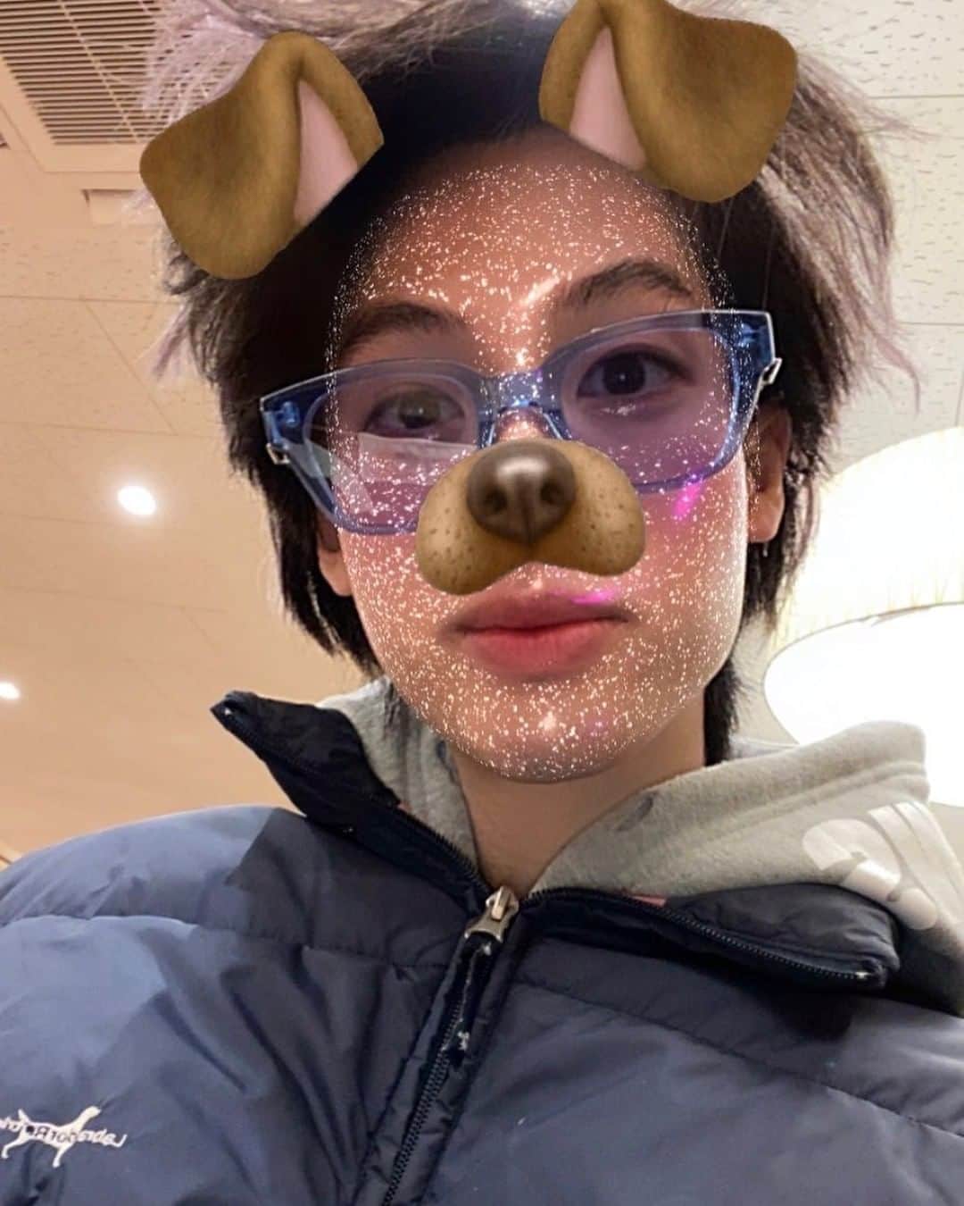 トゥイのインスタグラム：「.最近寒いね〜風邪ひかないよに！！  ダウンはlabrador retriever ってところなんだ🐶」