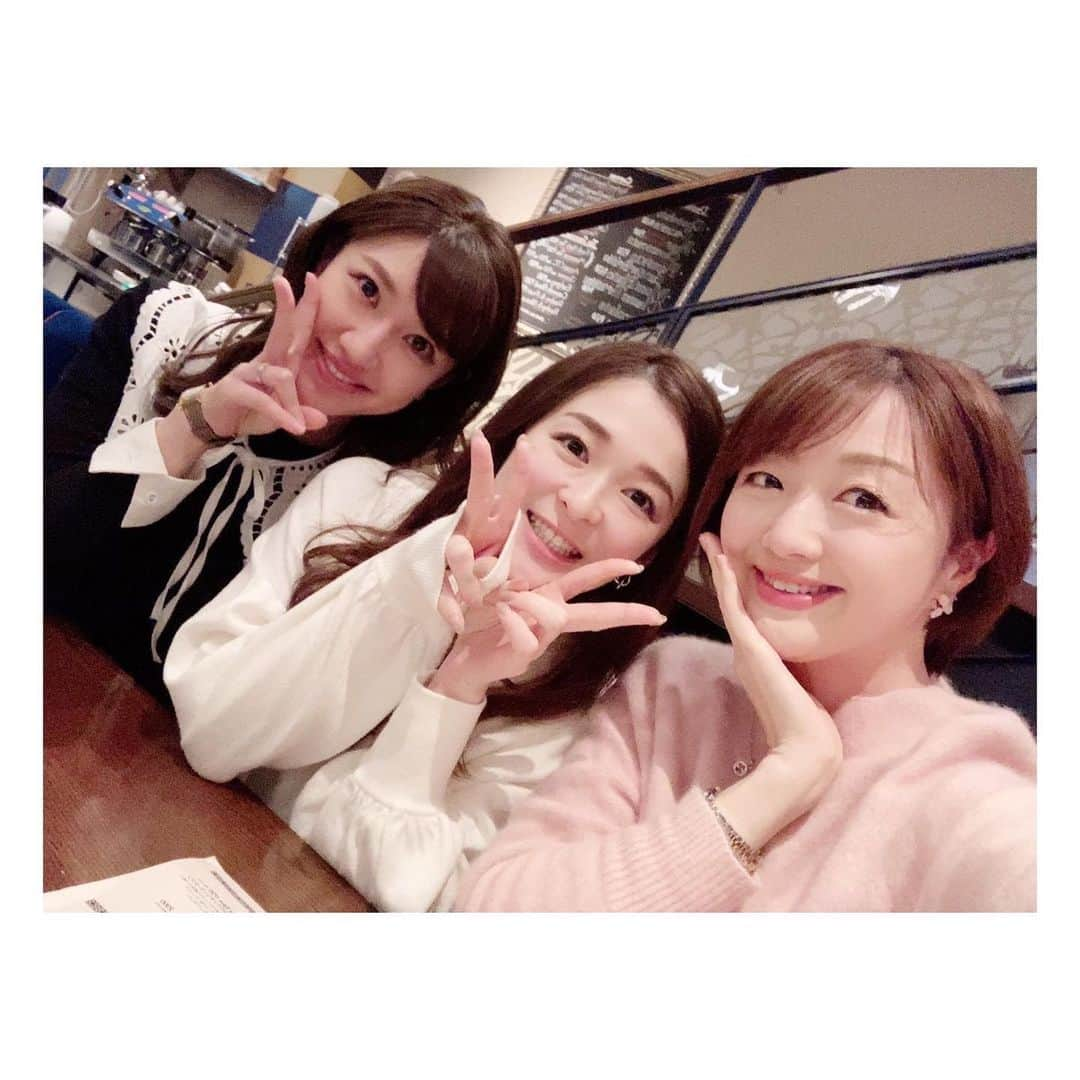 小野口奈々さんのインスタグラム写真 - (小野口奈々Instagram)「・ 久しぶりに会えた、 山口放送時代の後輩アナウンサーたち💕  楽しすぎて、こんなに涙出る？っていうくらい 笑い泣きしました😂 相変わらず、みんな元気そうで何より✨✨✨  そして、お店に荷物を忘れて帰るという… 私のそそっかしさも変わらずです。笑  #可愛い後輩 #頼もしい後輩でもある #大河原あゆみ #徳田琴美 #小野口奈々 #山口放送 #kry #アナウンサー #フリーアナウンサー」1月15日 21時43分 - nana0no