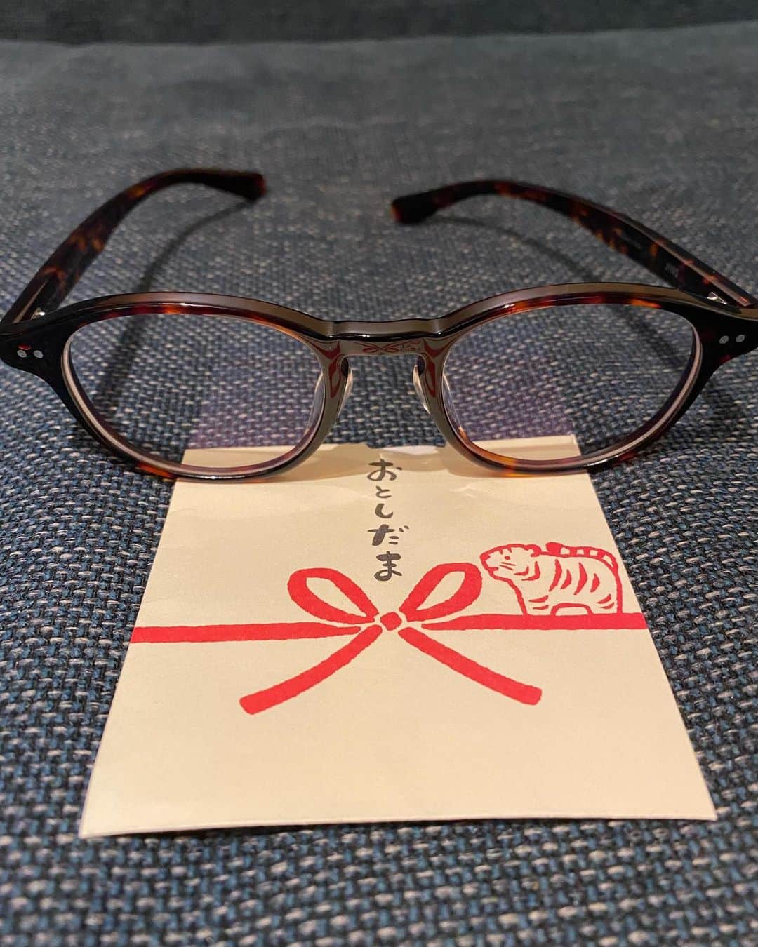 のインスタグラム：「先日本当に有り難いことにダウンタウン松本さんからお年玉をいただける機会があり(まだ夢だと思ってる)、何か芸人として意味のある物に使わせていただこうと思い考えた結果、 眼鏡芸人にとって大事な眼鏡を新調させていただきました。 これを掛けてお仕事ご一緒できるように頑張ります。  P.S 幸せです  #眼鏡  #お年玉」