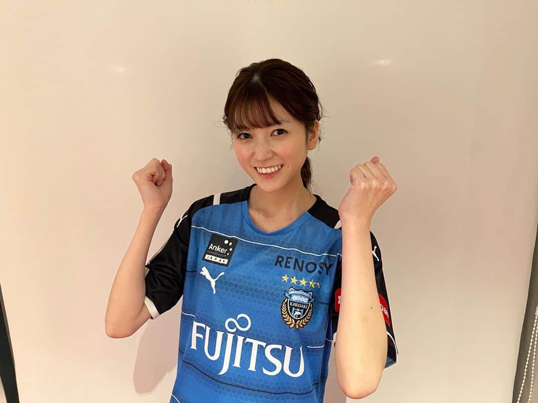 のインスタグラム：「こんばんは☺︎  改めまして、今シーズンから、tvk『ファイト！川崎フロンターレ』新リポーター、『川崎フロンターレ公式YouTube チャンネル』新MCに就任しました、新保里歩です🐬  本日の新体制発表会、あたたかく迎えてくださったフロサポ、スタッフの皆さま本当にありがとうございました☺️  緊張でガチガチでしたが、会場にいらっしゃったフロサポの皆さんを見ていたら心がホッとしました。  これから番組やYouTubeに関わらせて頂きますが、今年は記念すべき 26(フロ)周年 というこで、川崎フロンターレをより一層盛り上げていけるように精一杯頑張ります！！  皆さんとスタジアムでお会いできることをとてもとても楽しみにしています✨💪🏻  いつも応援してくださっている皆様、初めましての皆様、今後ともよろしくお願い致します🐬  #kawasakifrontale  #川崎フロンターレ  #フロンターレ」