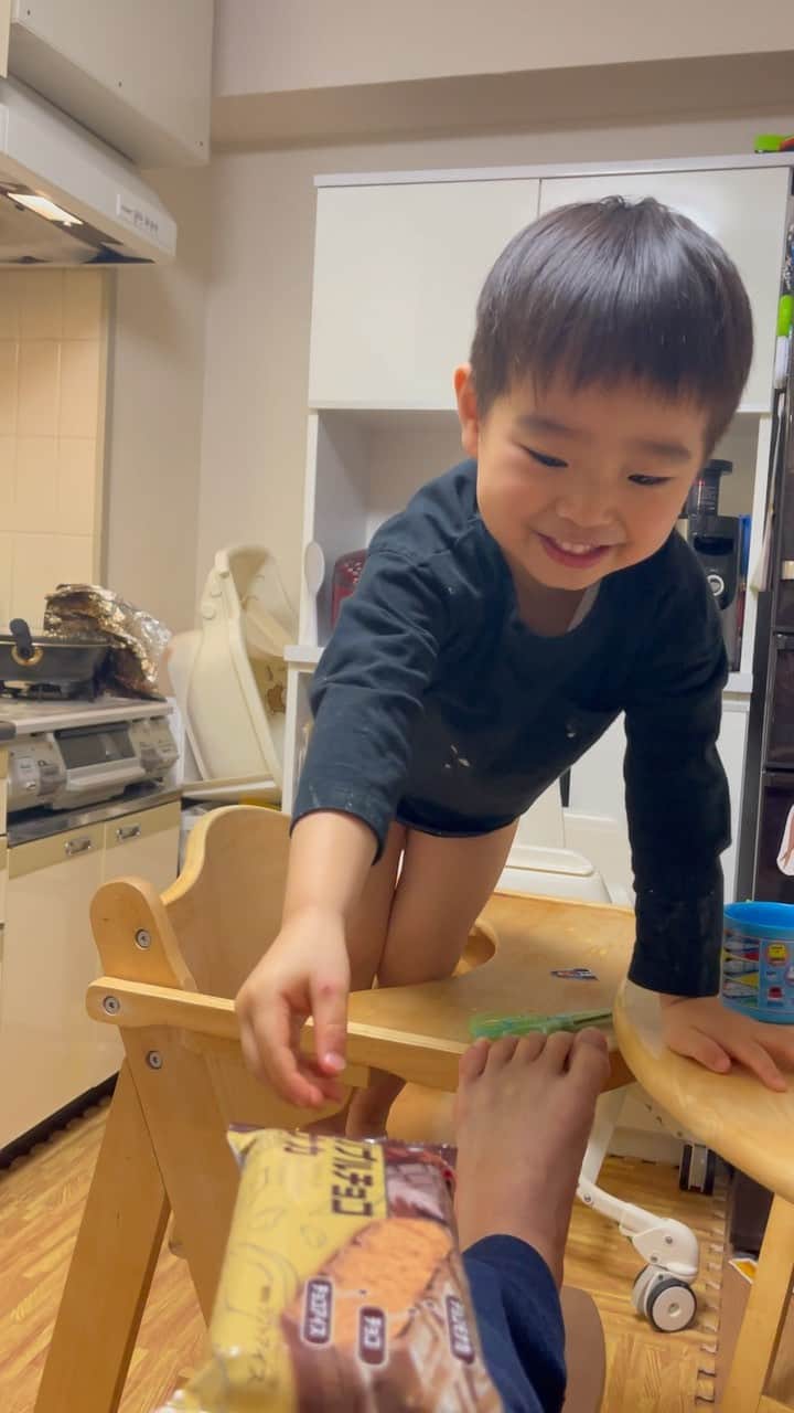 鈴木雅仁のインスタグラム：「甘いものジャンケン✊ ヨダレぶー🤤  ちょっと前までジャンケン出来なかったけど、今は勝ち負けまで分かる。  最近忙しくて、一緒に遊べなくてゴメンなぁ😮‍💨  #息子 #108 #108君 #3歳児」