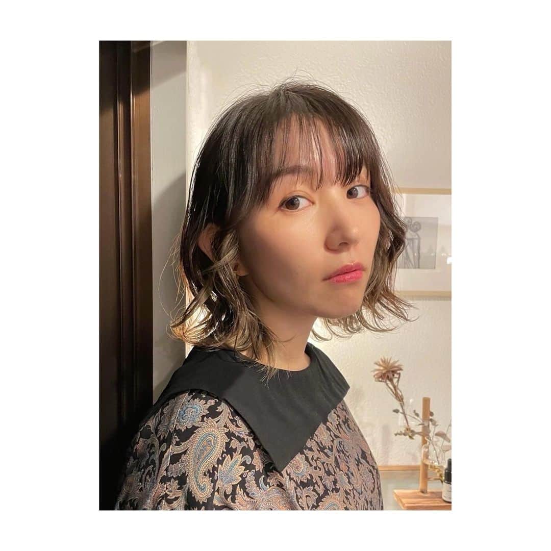 徳永えりのインスタグラム：「... インナーカラーしました🐺 すごく好きな色、毎日うきうきしちゃう🌱 オッパ( @tak_ras いつもありがとう🙏 色味の変化も楽しみたいな😌🤍」