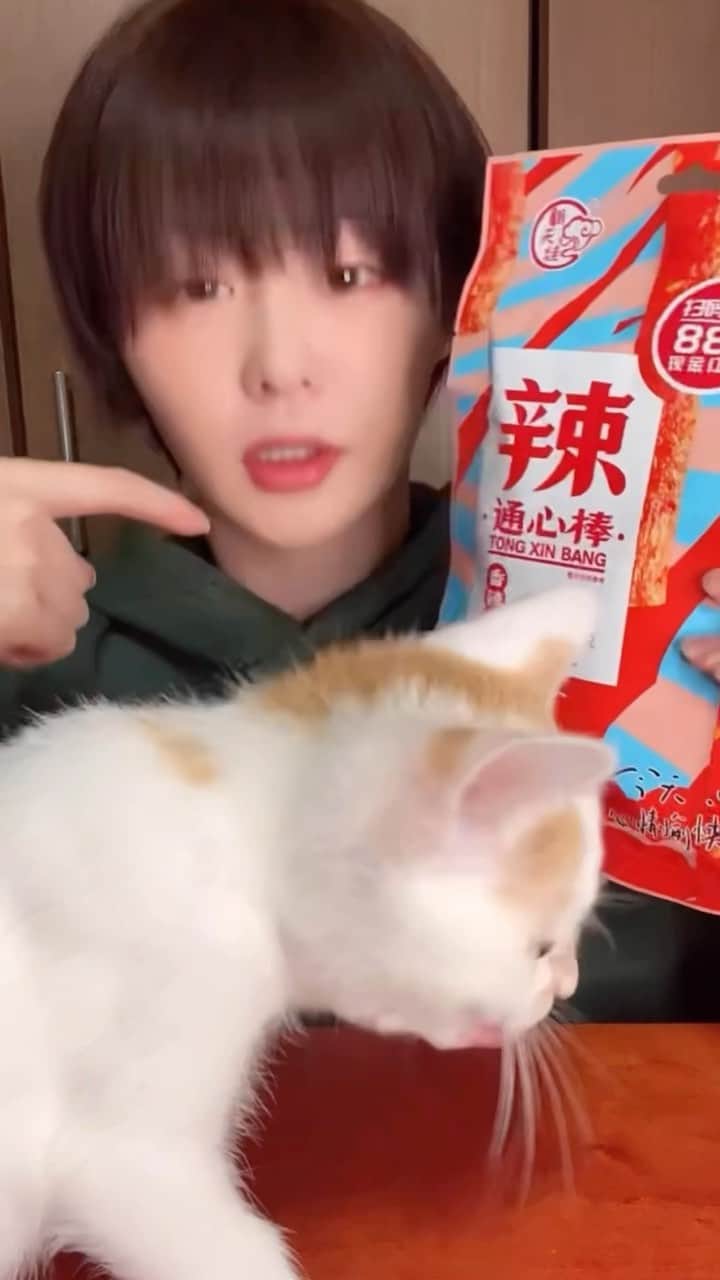 神堂きょうかのインスタグラム：「【激辛菓子は牛乳で消せるのか🤷‍♀️】  #激辛#中国#お菓子#通心棒#instagood #me #love #followme #like #フォロー#ハッピー#lol #beautiful#happy」