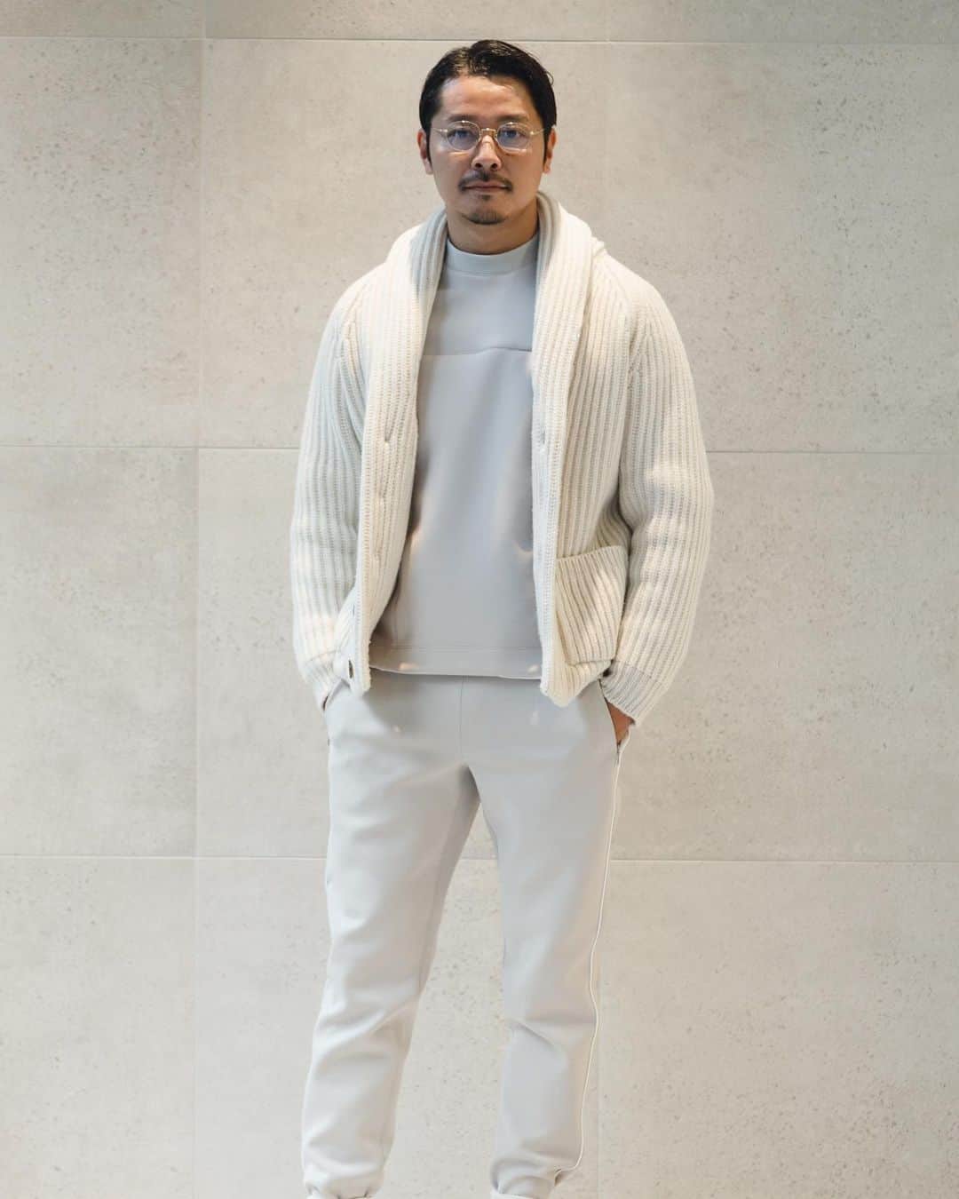 高田朋佳のインスタグラム：「本日から発売開始の @crossclothet_official とのコラボレーションウェア。 予想を遥かに上回る大反響で、初日からサイズによって完売してしまいました💦 追加生産も予定しておりますので、ご希望のサイズが無くなってしまった方もご安心下さい!! YouTubeでこのセットアップについてお話をしておりますので、是非ご覧頂けると嬉しいです。  ——————————————————————— #fashioncreator #高田朋佳 #tomoyoshitakada #authenticstyle  #dressstyle #elegantstyle #modernclassicstyle #newclassicstyle #fashion #mensfashion #mensdressstyle #suitsstyle #dapperstyle #takadachannel」