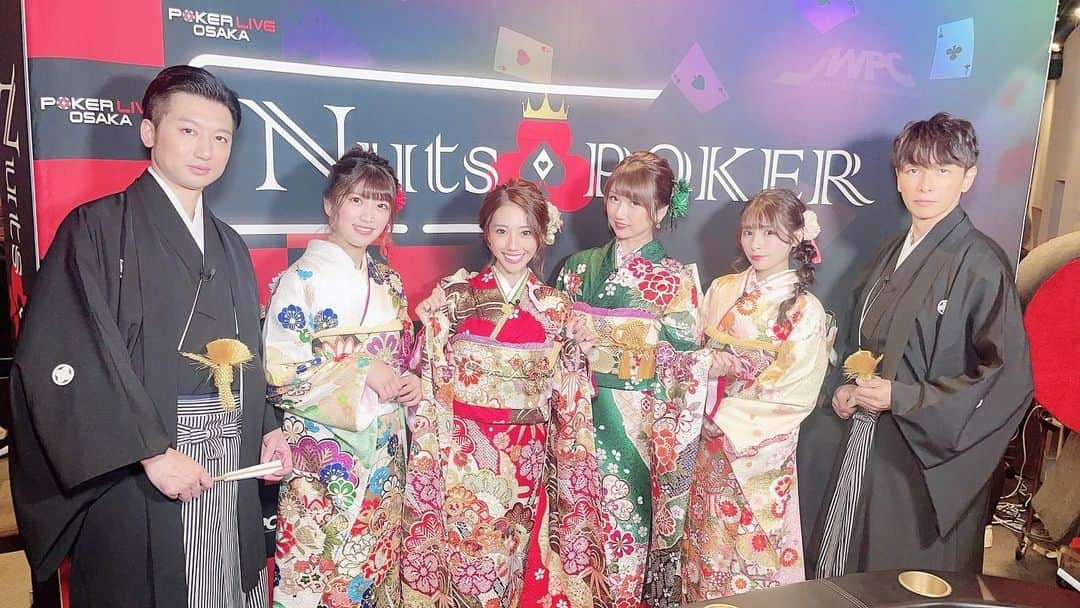 日比野友香さんのインスタグラム写真 - (日比野友香Instagram)「毎土24:30~はサンテレビ #NutsPOKER ♣️     ✨👘新春京都さがの館CUP🧧✨ ~お年玉スペシャル~   今夜いよいよ決着です！ ともぴまだ残ってるよ〜応援してね！   1月はオープニングとエンディングにも出演してるのでしっかり観てください🥰   振袖のLadyたち素敵やねんみてみて💗   nuts-poker.tv                #振袖  #振袖ヘア  #振袖レンタル  #振袖コーディネート  #袴  #日本  #着物  #和服  #和服美人 #longsleeve  #longsleevedkimono  #kimono  #japanesedress  #テキサスホールデム #ポーカー#サンテレビジョン #nutspoker #poker #ポーカー #ポーカーライブ大阪 #pokerliveosaka #ポーカー好きな人と繋がりたい #pokerplayer #pokerlife #pokergame  #関西 #タレント #グラビアアイドル  #japanesegirl  #サンテレビ」1月15日 22時37分 - tomokahibino