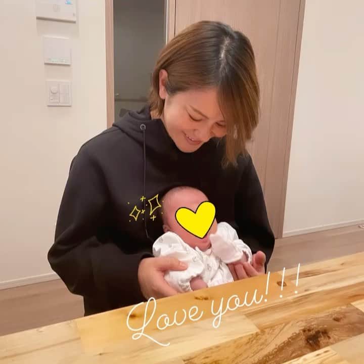 宮里藍のインスタグラム：「毎日があっという間。そして自分と娘の一緒の写真は殆どない事に気付かされる。これはお友達が撮ってくれた貴重な一枚☺️✨娘よ、ゆっくり大きくなってね。私もゆっくりと母になっていくよ！ #娘   Everyday goes so fast but I’m happy that she is growing up:) I don’t have many photo of two of us, but my friend took one for me! #girlmom #loveyou」