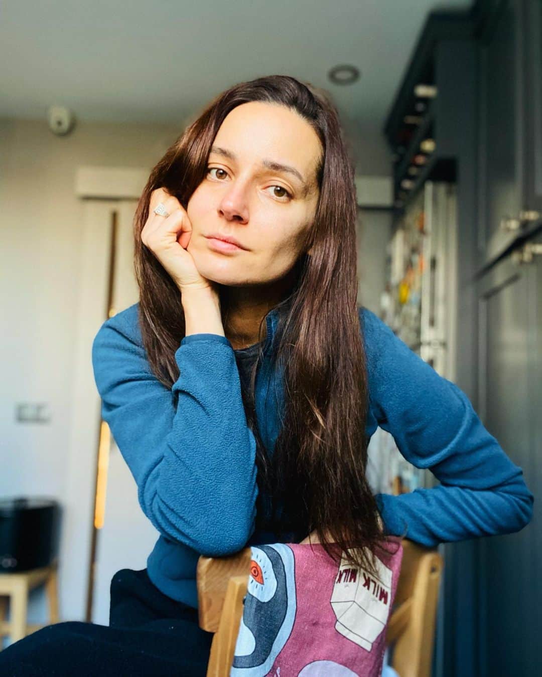 Sedef Avciのインスタグラム：「Yordun bizi be covid. Son karantina günümde sana iki çift lafım var . Tüm dünya olarak çok çektik senden. Hadi yavaş yavaş uzaklaş ömrümüzden.İnan hayat eve sığmıyor. #covid_19」