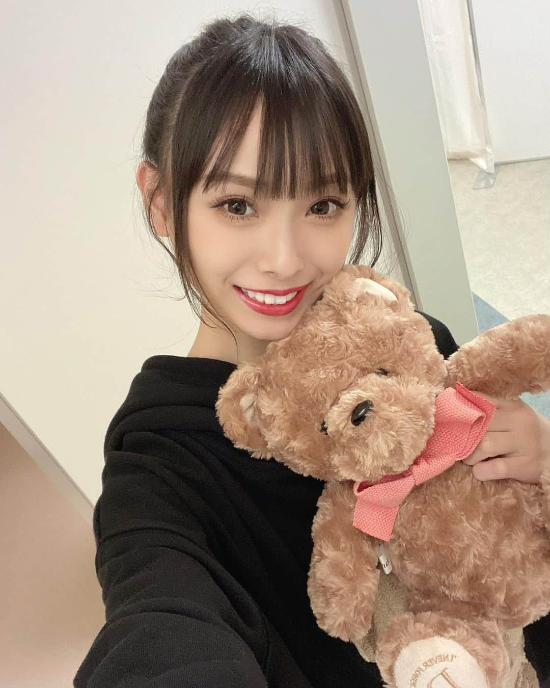 梅山恋和さんのインスタグラム写真 - (梅山恋和Instagram)「·͜· . . .  くまちゃーん🐻🐻  . . .  #くま#ぬいぐるみ#ポニーテール #パーカー#ブーツ#557#おもち映え」1月15日 22時58分 - cocona_umeyama