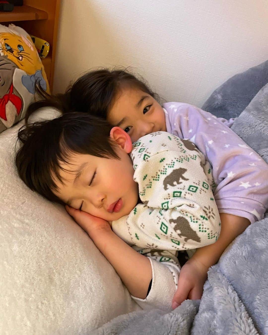 中岡由佳さんのインスタグラム写真 - (中岡由佳Instagram)「土曜日朝7時。まだ夢の中の僕😴目覚めて弟のベッドに入る私😊 #goodmorning #uniqlo」1月15日 23時00分 - yuka_nakaoka