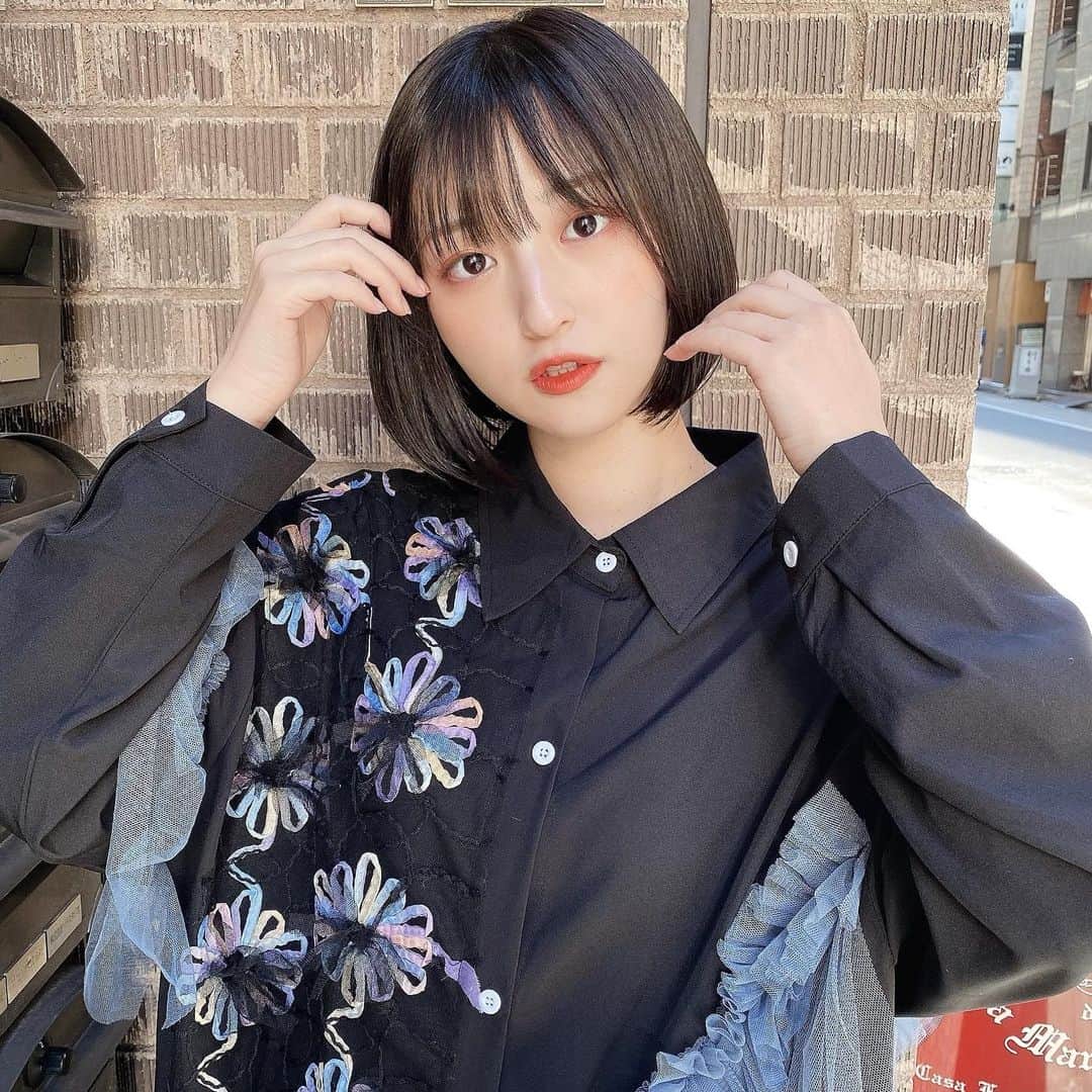 石井陽菜のインスタグラム：「⁡ ⁡ ⁡ ⁡ 髪染めました〜 ⁡ オリーブベージュです🫒 1トーン暗くして落ち着きました✨ ⁡ カラーはいつも @euphoria.t.iwasaki さんにお願いしてます ⁡ 根元と毛先とカラー剤を分けてくれて傷まないようにカラーしてくれます☻ ⁡ 色もいつも透明感のある素敵な色を入れてくれます✨みなさんも是非〜 ⁡ ⁡ ⁡  ワンピースは　@londa_com のものです💐 ⁡ ⁡ ⁡ #オリーブベージュ#オリーブカーキ#ヘアカラー#ボブ#ボブスタイル#ボブヘアー#ボブアレンジ」