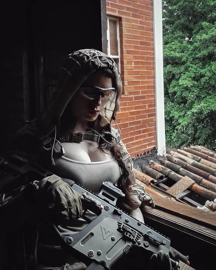 Anna Vargasのインスタグラム：「Acabei de saber que hoje é o Dia Nacional do Jogo Limpo e de Combate ao Doping nos Esportes. Aproveitando o ensejo, diz aí algum exemplo do que você considera JOGO SUJO no airsoft pra mandar aquela indireta bem merecida pra uns e outros (e quem sabe coibir o comportamento em quem tá começando e ainda tem salvação).😏👇🏻 #airsoft」