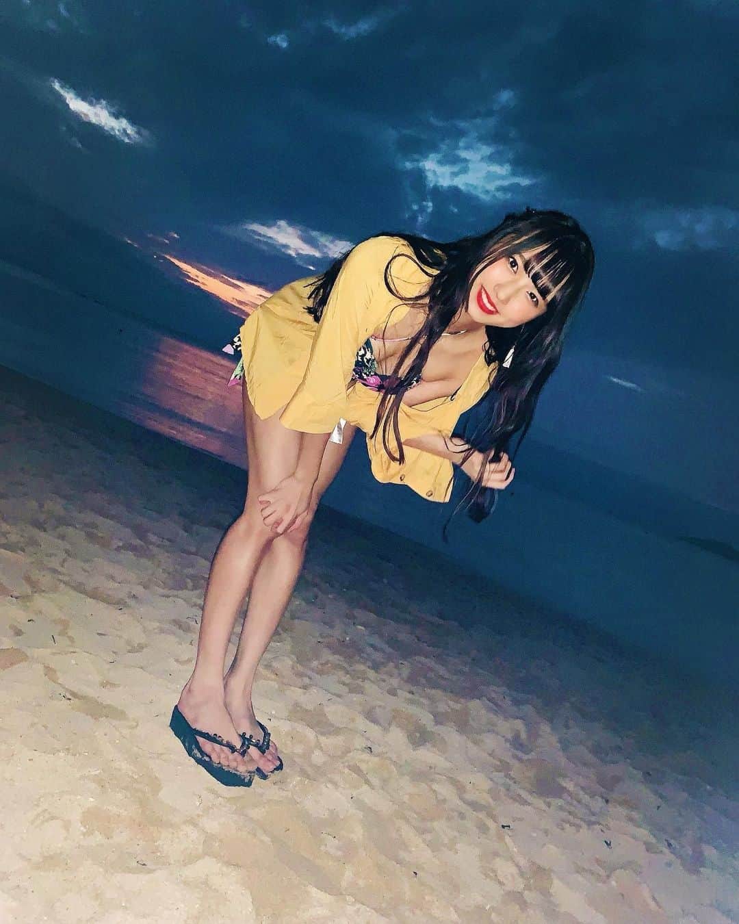 のインスタグラム：「一緒にどこか遠くに行ってしまおっか？   #全身 #沖縄  #石垣島 #沖縄観光  #海  #沖縄の海  #腹筋女子  #腹筋  #水着  #水着女子  #ビキニ女子  #ビキニギャル  #足  #脚フェチ  #足フェチ  #美脚  #黒髪  #黒髪ロング  #黒髪女子  #夜の海  #フラッシュ  #別世界」