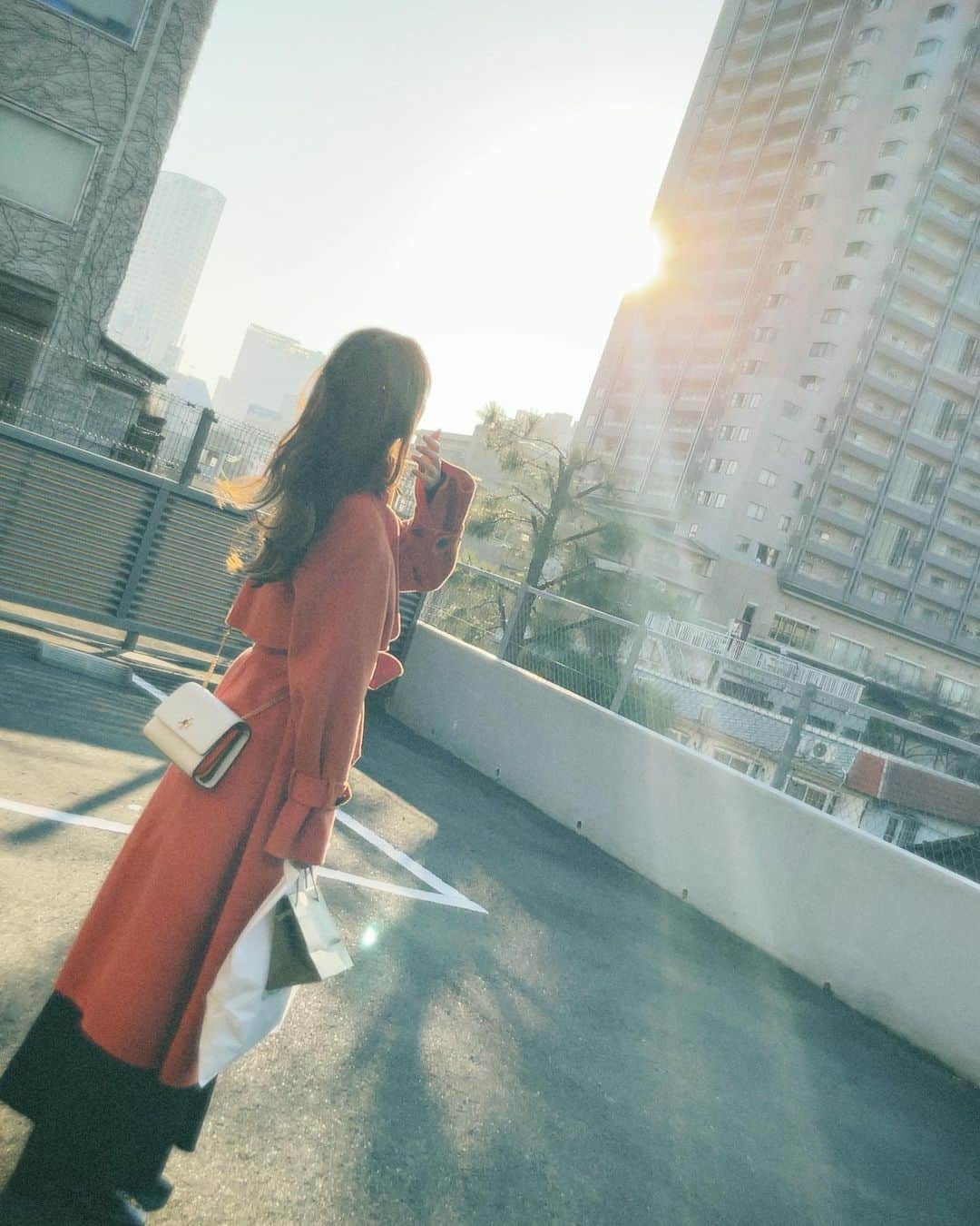 芹澤優のインスタグラム：「・  電車乗ってたらね 「そのコートすごく可愛いですね！どこで買えますか？？」 ってクリスマス前だったかなー 声をかけられて、ちょっとびっくりしたけど、 お伝えしたらすぐ調べてた！  お父さん的な人だったから娘にプレゼントするのかな〜 それともお嫁さんかな〜  ☺️☺️☺️  #snidel   です♡可愛いね♡ 派手な色がとてもすきです♡」