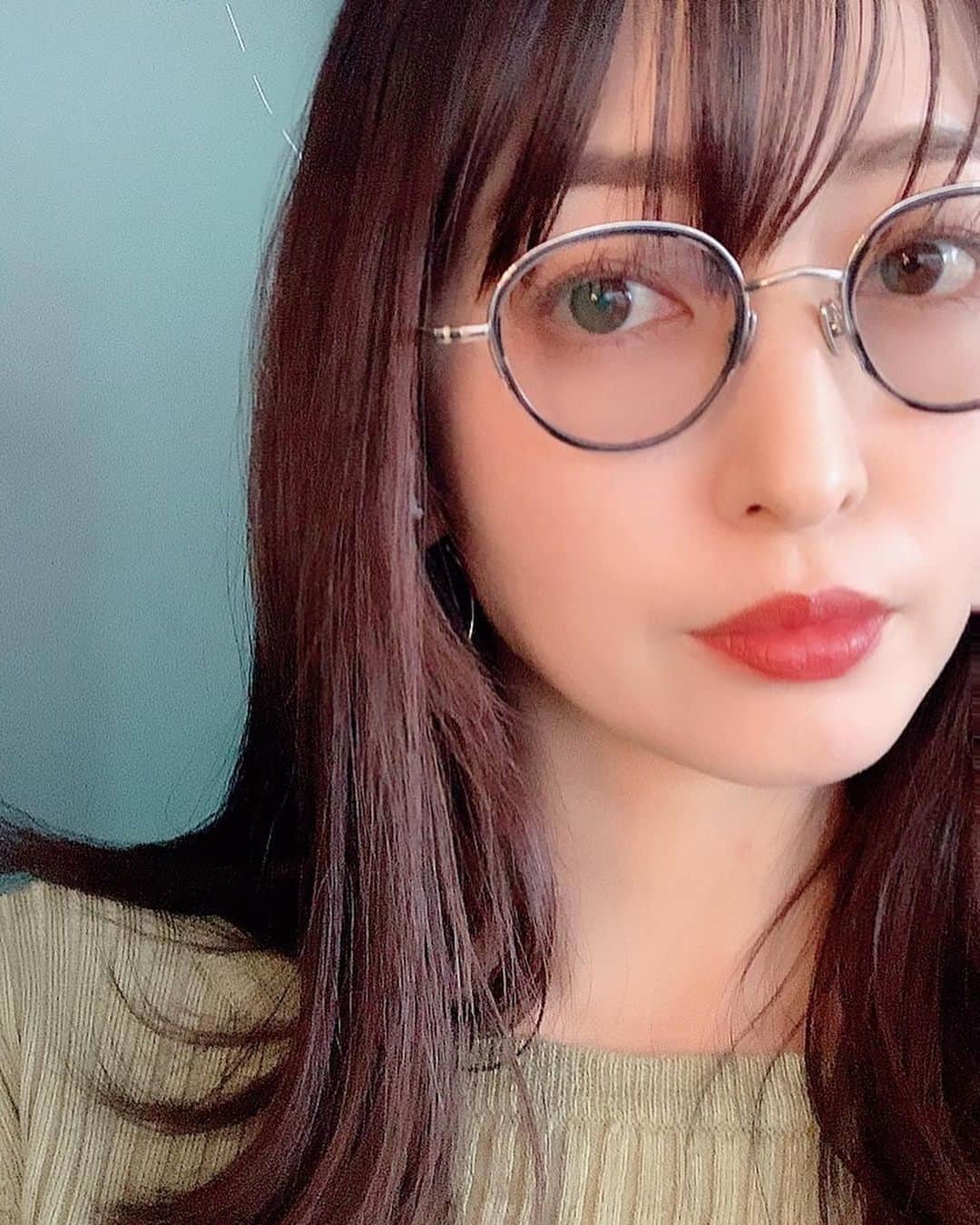 上野なつひのインスタグラム：「自分に合ったメガネと出会えた時の嬉しさったら😌 薄いグレーがお気に入り✨ 濃さもフレームも選べるからまた違うの作りに行かなきゃ！ #メガネ」