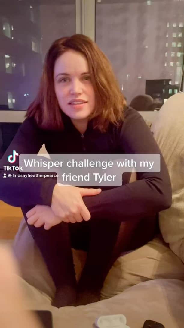 リンジー・ピアースのインスタグラム：「I definitely did not do well. 😂😂 @tyler_olshansky   (If you must know I’m listening to The Kill by 30 Seconds to Mars on my airpods)  #defyinggravity #whisperchallenge #ilovemyself #wickedthemusical」