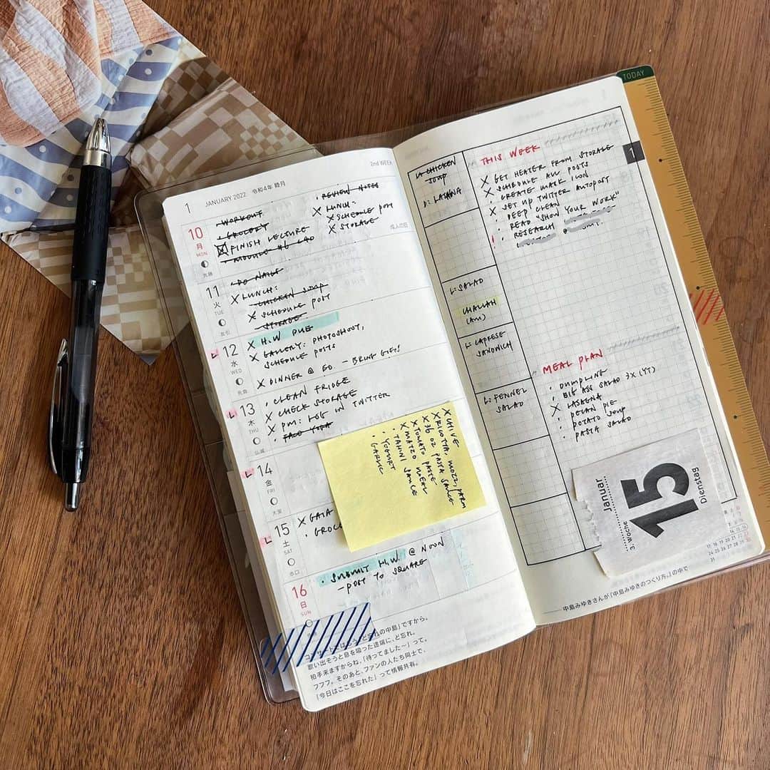 Dara M.のインスタグラム：「This week. Lost some steam towards the end of week, so I covered my todo list with a grocery list. 😒#hobonichiweeks #hoboweeks #bulletjournal #planner #planneraddict #study #plannercommunity #plannerlove #plannerflipthrough #planwithme #stationary #planning #organization #functionalplanning #hobonichi  #bujo #hobonichimegaweeks #plannerideas #plannersetup」