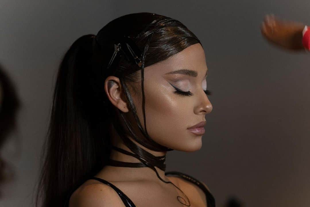 アリアナ・グランデのインスタグラム：「some chapter 1 things @r.e.m.beauty 🌬」