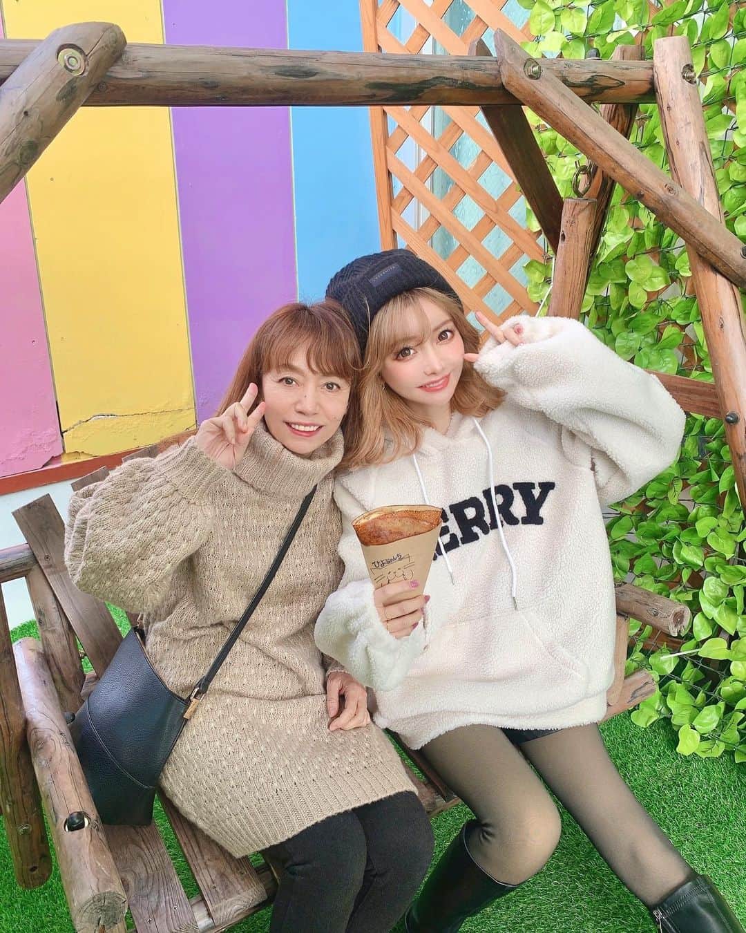 のインスタグラム：「久しぶりにお母さんと写真📷❤ . お母さんとクレープ屋さんへ🥺💓 ひよちゃんちのクレープ食べたよ🌈 お母さんも美味しい👏って絶賛してて良かった😻💘 . お母さんと仲良く毎日運動してる🤣❤️ 仲良し親子👩‍👦💓 . #ひよちゃんち #ひよちゃんちクレープ  #お母さん #仲良し親子」