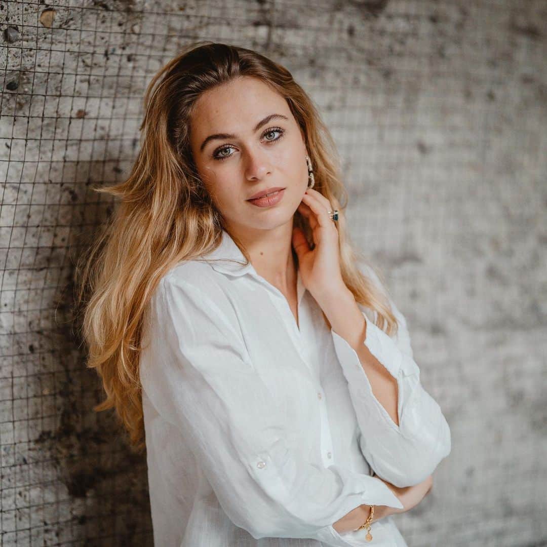 のインスタグラム：「Last night at home before hopping into the ✈️ again tomorrow to fly to …. for some …. 🤫😌 Guess what I will do!!! Can’t wait actually 😝💫// 📸 x @mrmlehmann // #sophia #sophia99 #changeagent #racegirl #racing #motorsport #munich #shooting #fashion」