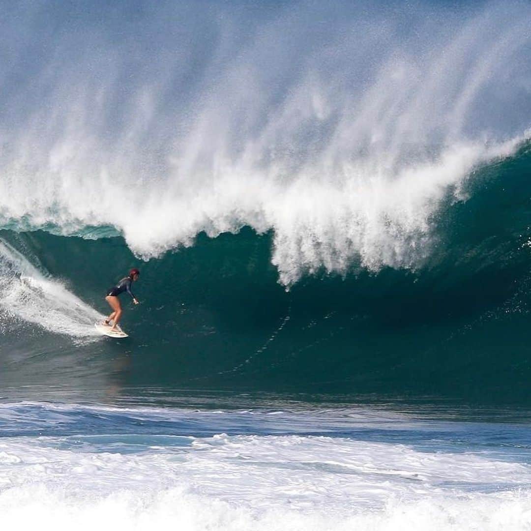 Bethany Hamiltonさんのインスタグラム写真 - (Bethany HamiltonInstagram)「Pipeline is so humbling & awe inspiring!!! I’m so stoked & grateful for the opportunity to send it at the @dahuiofficial back door shootout in the first ever ladies heat!   I sure felt a lot of emotions this last week with the insane waves at hand, but I’m glad I went for it! Safe to say the girls ( @moana.17 @bigwavebianca @kealakennelly ) & I reveled in this chance to have proper pipeline😱🤗😛 to ourselves!!! Big mahalo to  @dahuiofficial & @wsl for having us ladies!  Mahalo @hawaiianwaterpatrol  for safety!!!🤙🏽  Thank you to everyone who cheered us on too!!!  As always thanks to my hubby🥰for his amazing support & my dad, & my sponsors @ripcurl_women @cobianfootwear @rssurfco @primalkitchenfoods」1月16日 4時25分 - bethanyhamilton