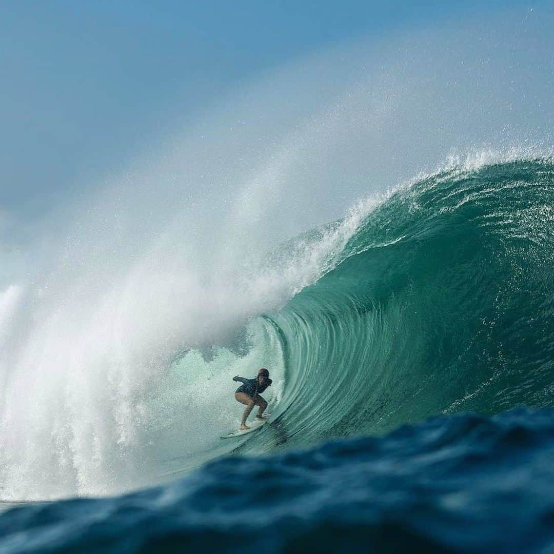 Bethany Hamiltonのインスタグラム：「Pipeline is so humbling & awe inspiring!!! I’m so stoked & grateful for the opportunity to send it at the @dahuiofficial back door shootout in the first ever ladies heat!   I sure felt a lot of emotions this last week with the insane waves at hand, but I’m glad I went for it! Safe to say the girls ( @moana.17 @bigwavebianca @kealakennelly ) & I reveled in this chance to have proper pipeline😱🤗😛 to ourselves!!! Big mahalo to  @dahuiofficial & @wsl for having us ladies!  Mahalo @hawaiianwaterpatrol  for safety!!!🤙🏽  Thank you to everyone who cheered us on too!!!  As always thanks to my hubby🥰for his amazing support & my dad, & my sponsors @ripcurl_women @cobianfootwear @rssurfco @primalkitchenfoods」