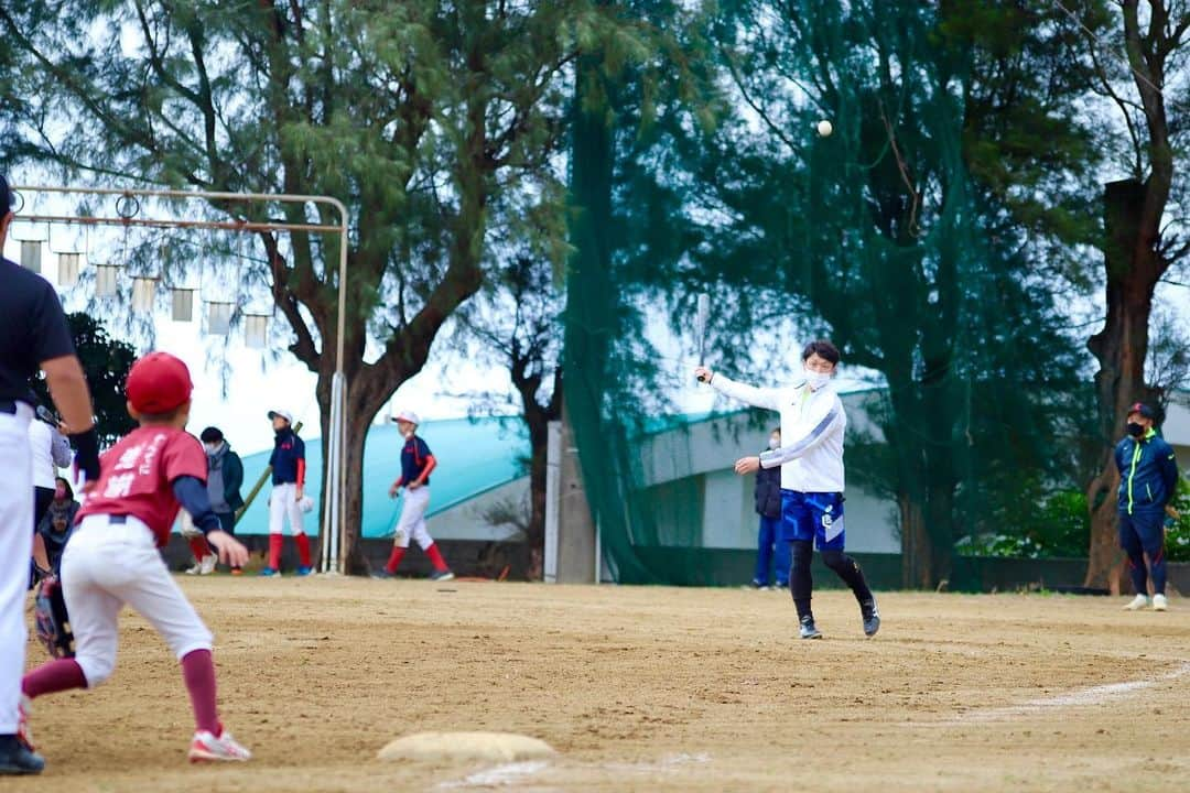 近本光司のインスタグラム：「沖永良部島の小学生、中学生と野球教室をしてきました⚾️  島の子供達と一緒になってキャッチボールやトレーニング、ロングティーを見てもらったり、楽しませていただきました😚  子供達のように楽しんで体を動かす、野球を楽しめるように今シーズンも頑張っていきます👍  #阪神タイガース #近本光司 #沖永良部自主トレ #沖永良部島 #野球教室 #キャッチボール #夢と希望 #身体感覚トレーニング  #近本photo #近本movie」