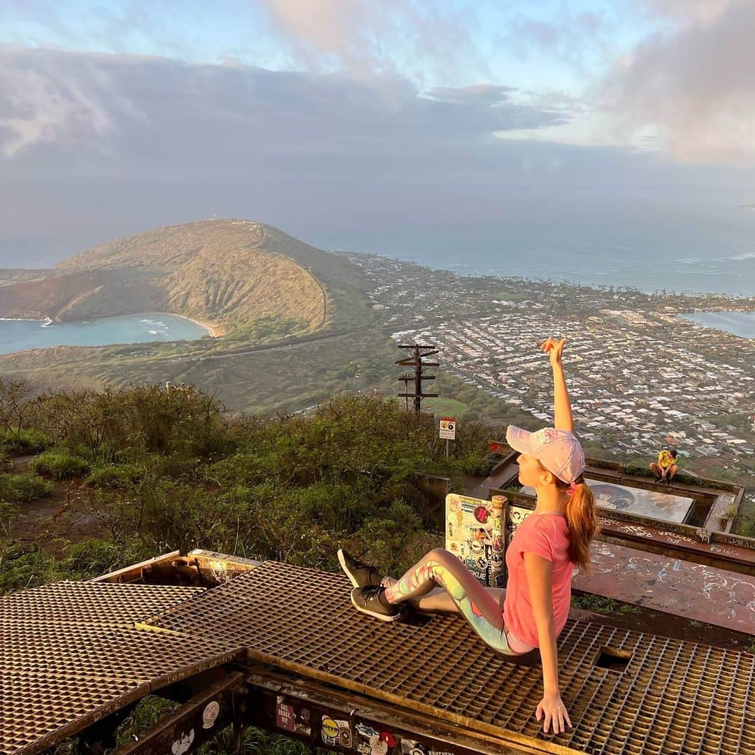 市原彩花さんのインスタグラム写真 - (市原彩花Instagram)「Koko head trail⛰🥾 I went to see the sunrise🌄 It was the hardest climb in Oahu😂  朝6時から日の出見るためにココヘッド登って来たよ⛰ オアフ島で1番ハードな登山だよ！って言われたけど、本当にめちゃくちゃキツかった😂 でも息切れしながら頂上から見た景色は最高に綺麗☺️✨ 帰りはモエナカフェでロコモコ😚(写真9.10) ハンバーグじゃなくて大きなステーキがゴロゴロ入ってて美味しかった😍  ⛰ココヘッド登山⛰ 1時間くらいのハイク🥾 暑いから日の出前から登るのがオススメ🌄 朝露で湿った木の階段を登るから、滑りにくい靴で！ マッチョな男性でも途中諦めてリタイヤする人もいるくらいハード。 水飲んだり階段に座ったり少し休憩しながら登りましょ🥺 私は日の出が見たいから、気合いで頑張った🤣🤣 マジきつかったからもう二度と登らないと思う🤣← でも体力ない私でも登れたから、みんなもチャレンジしてみて😁⛰  ※もうハワイに居ないので、ハワイの津波情報は分からないです。沿岸部の皆様お気をつけてお過ごしください！  #kokohead#kokoheadtrail#trail#ココヘッド#ココヘッドトレイル#登山#ハイキング#hiking#hawaii#ハワイ#hawaiilife#ハワイ観光#sunrise#日の出#japanesegirl#asianmodel#海外旅行#ハワイ旅行#海外旅行#旅行」1月16日 14時09分 - ayaka_ichihara