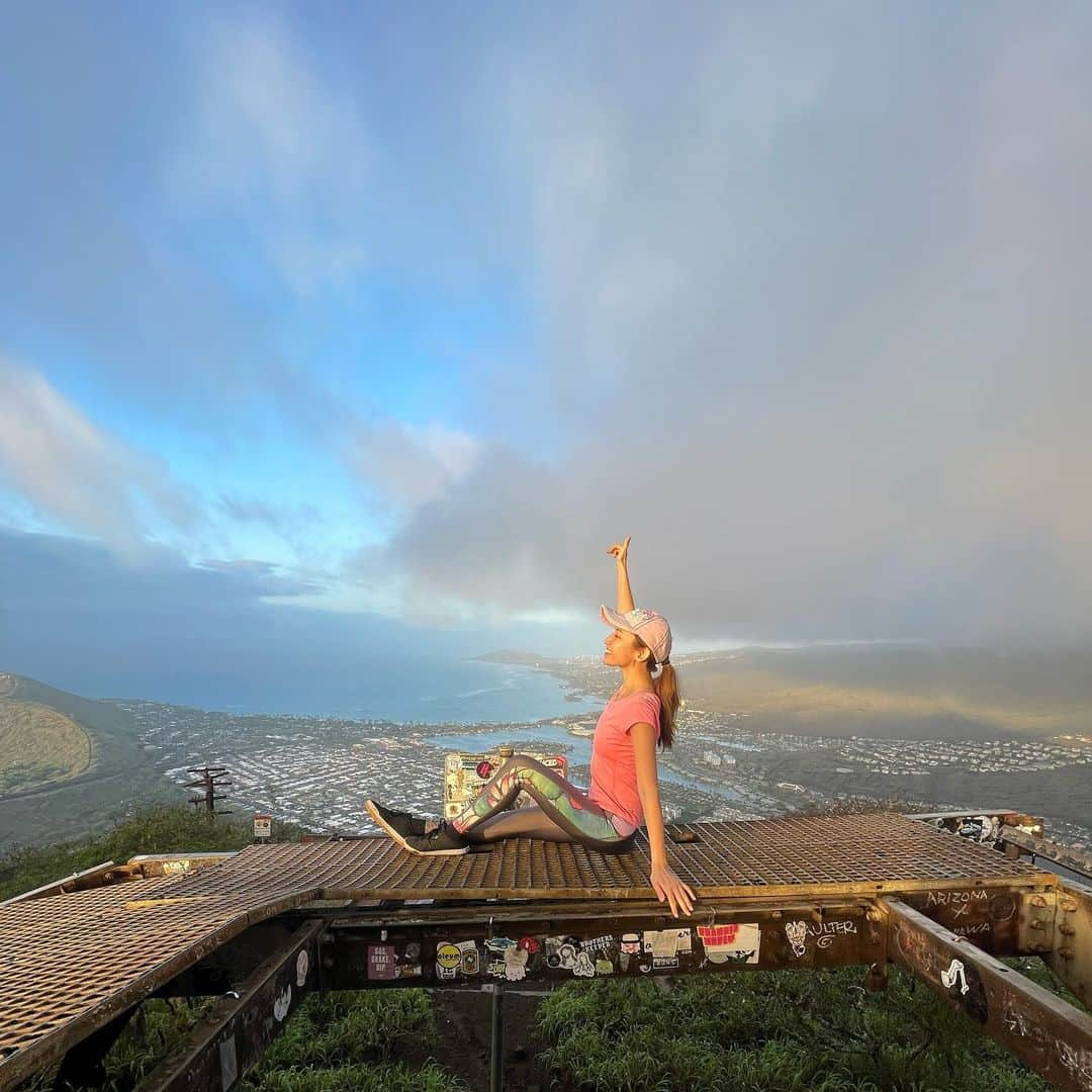 市原彩花さんのインスタグラム写真 - (市原彩花Instagram)「Koko head trail⛰🥾 I went to see the sunrise🌄 It was the hardest climb in Oahu😂  朝6時から日の出見るためにココヘッド登って来たよ⛰ オアフ島で1番ハードな登山だよ！って言われたけど、本当にめちゃくちゃキツかった😂 でも息切れしながら頂上から見た景色は最高に綺麗☺️✨ 帰りはモエナカフェでロコモコ😚(写真9.10) ハンバーグじゃなくて大きなステーキがゴロゴロ入ってて美味しかった😍  ⛰ココヘッド登山⛰ 1時間くらいのハイク🥾 暑いから日の出前から登るのがオススメ🌄 朝露で湿った木の階段を登るから、滑りにくい靴で！ マッチョな男性でも途中諦めてリタイヤする人もいるくらいハード。 水飲んだり階段に座ったり少し休憩しながら登りましょ🥺 私は日の出が見たいから、気合いで頑張った🤣🤣 マジきつかったからもう二度と登らないと思う🤣← でも体力ない私でも登れたから、みんなもチャレンジしてみて😁⛰  ※もうハワイに居ないので、ハワイの津波情報は分からないです。沿岸部の皆様お気をつけてお過ごしください！  #kokohead#kokoheadtrail#trail#ココヘッド#ココヘッドトレイル#登山#ハイキング#hiking#hawaii#ハワイ#hawaiilife#ハワイ観光#sunrise#日の出#japanesegirl#asianmodel#海外旅行#ハワイ旅行#海外旅行#旅行」1月16日 14時09分 - ayaka_ichihara