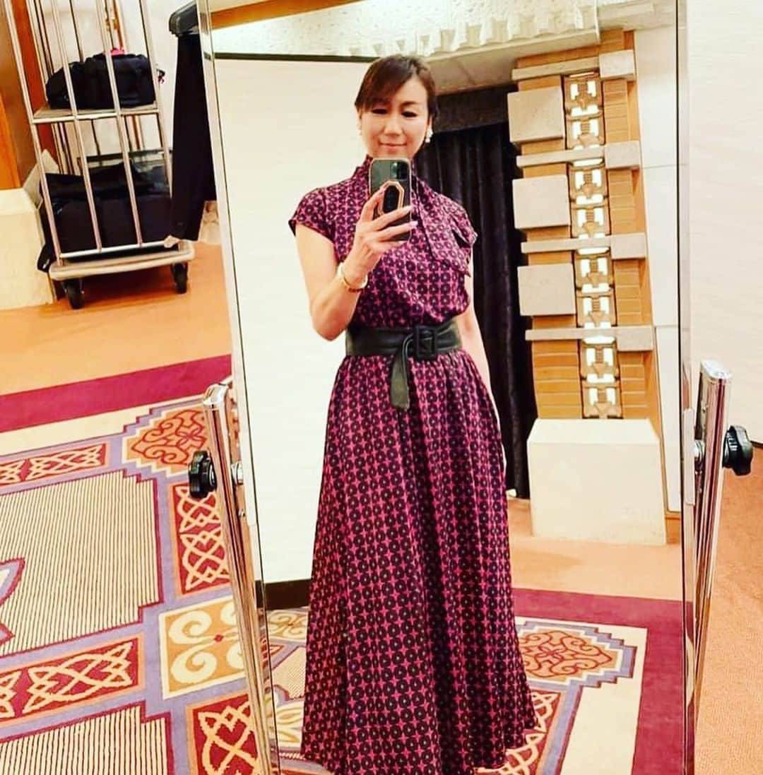 小林万希子さんのインスタグラム写真 - (小林万希子Instagram)「・ つい先日の年始パーティー✨  とっても華やかで楽しかったです💓  ようやくこんな風にイベントがてきるように なったなぁと思っていたのに なかなかそうはいかないですね  なんとか成人の日が終わって良かったです🌸  また気を引き締めて生活しましょ😣  ・・・・・・・・・・・  デコルテが隠れて首がつまったワンピース👗  若い時は、はちきれんばかりの立体感で 着れなかったのですが🤣笑  年々筋肉量や立体感がなくなって身体が細くなってきたので似合うようになってきました💓  これはいいのか悪いのかですが😅笑  又違ったオシャレが楽しめるようになった と思ってヨシとします👍✨  運動してこの筋肉量はキープしたい！！  私はストレートで元々立体感が邪魔をして 着れない服も多かったんですが ウェーブの方は筋肉量が少ない方が多いので ある程度の筋肉量はキープするように 今年は生活に運動も取り入れていきましょ👍  #2022  #年始パーティー  #成人の皆様おめでとうございます ㊗️ #成人式  #とりあえず出来て良かった 🙏💓」1月16日 14時47分 - macky1218