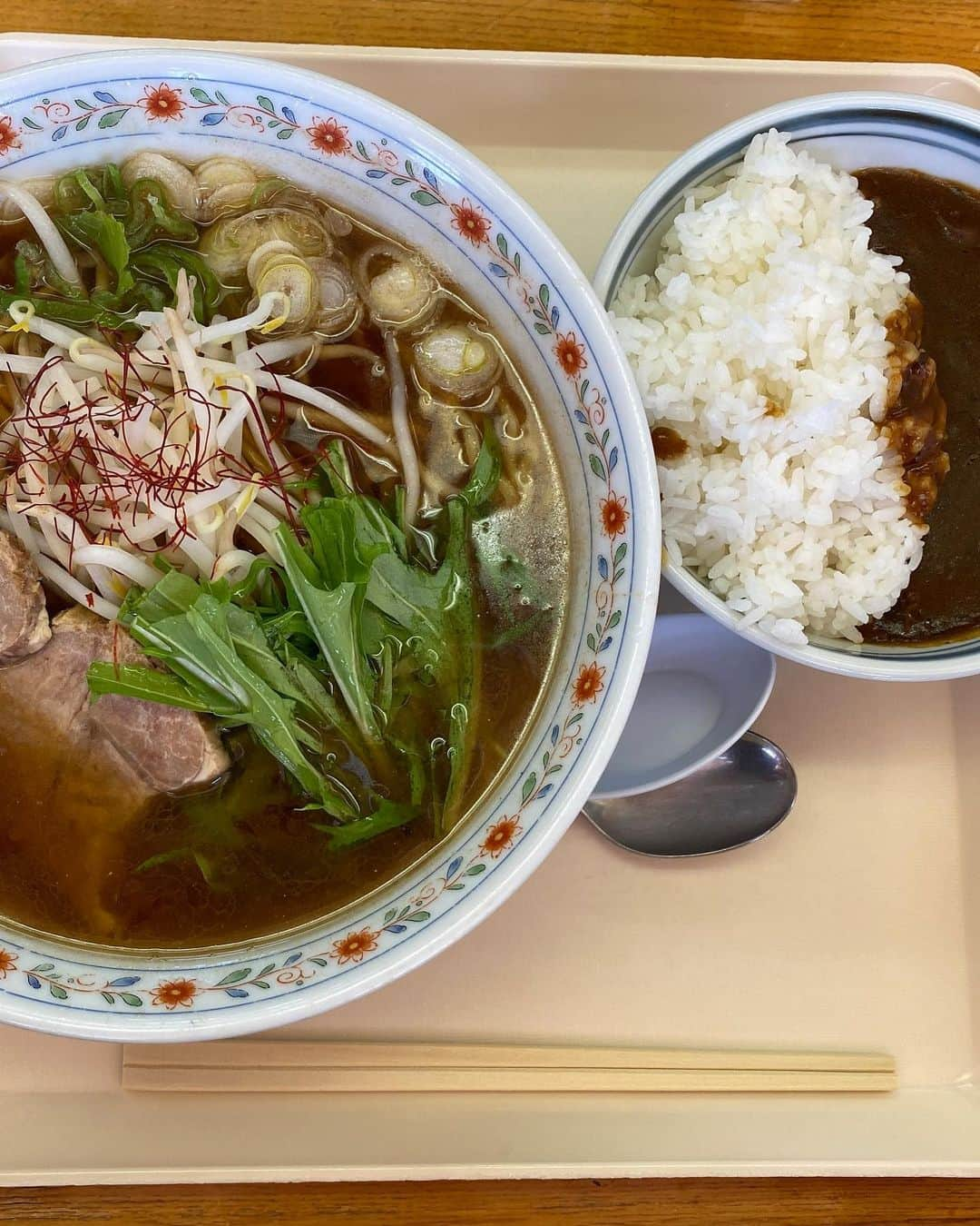 中井孝治さんのインスタグラム写真 - (中井孝治Instagram)「トリップから無事戻りました🙏  温泉とご飯とスノーボードと雪板な10日間トリップ、行ったことのないスキー場ばかりを狙って滑るのはいつも新鮮な気持ちでライディング出来ました🔥  函館ー青森ー岩手ー秋田ー函館  計7ヶ所、8日間みっちり滑り、二日間は吹雪でクローズのため温泉治療♨️ 各地でセッションしてくれた皆様ありがとうございました‼︎ またお会いしたらよろしくお願いします🏔🚐🙏」1月16日 7時49分 - takaharunakai