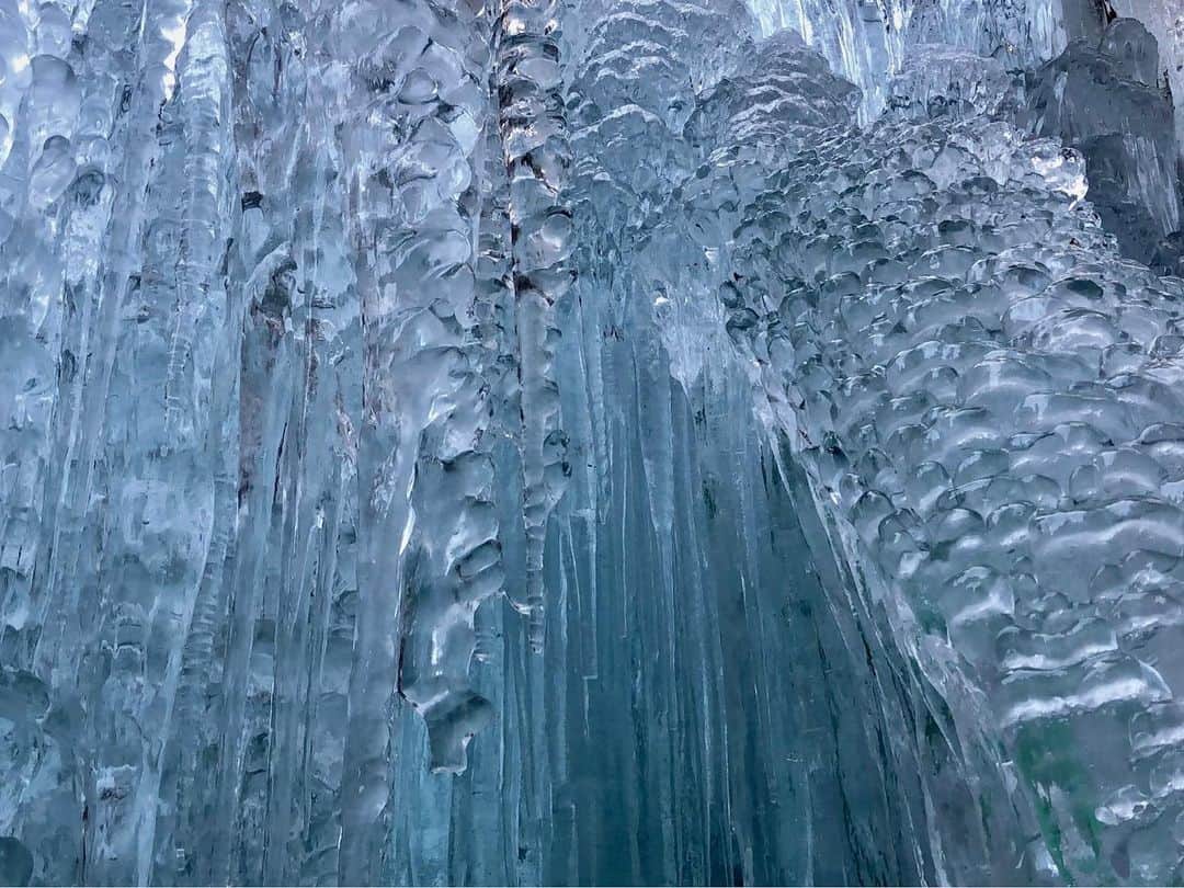 依田司さんのインスタグラム写真 - (依田司Instagram)「1月15日（土） サタデーステーションは、埼玉県秩父郡「尾の内氷柱（つらら）」から。今年は寒波の影響で冷え込みが強く、例年にも増して成長が早いそうです。立派な滝や吊り橋もあり、フォトスポットも満載です。丸っとしたり尖ったり、さまざまな表情をしていて寒さを忘れ見入ってしまいましたが、、、やっぱり寒いですね笑。 今冬はこれで、秩父三大氷柱のうち２つを制覇。はたして、三つ目はあるのでしょうか笑。  昨夜から太平洋側の広範囲に津波警報と津波注意報が発表されていますが、興味本位で海を見に行くことはおやめください。 当初発表では、海面の若干の変動、とのことだったのですが、実際には最大3mの津波の恐れに変わりました。これまでの常識を超える何かが起きている可能性があります。どうか静観してください。  #秩父三大氷柱 #尾の内氷柱 #ランズエンド #依田さん #依田司 #お天気検定 #テレビ朝日 #グッドモーニング #サタデーステーション #気象予報士 #お天気キャスター #japan #japantrip #japantravel #unknownjapan #japanAdventure #japanlife #lifeinjapan #instagramjapan #instajapan #療癒 #ilovejapan #weather #weathercaster #weatherforecast」1月16日 8時32分 - tsukasa_yoda