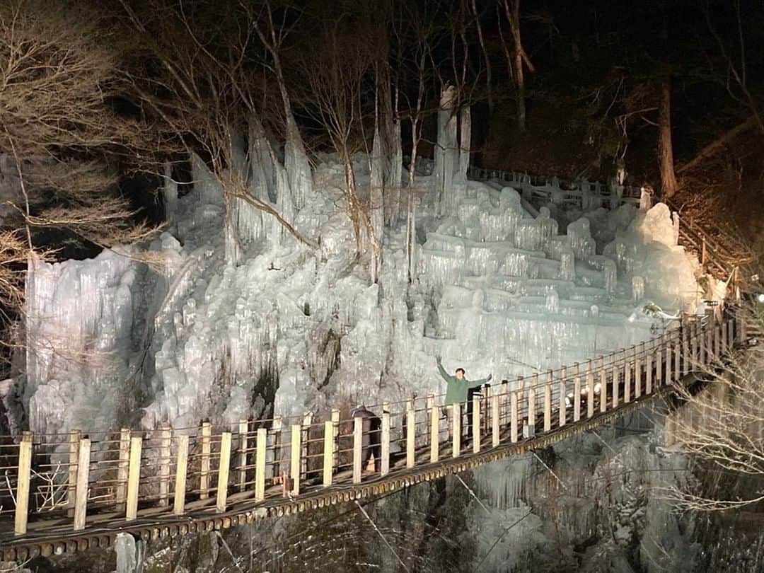 依田司さんのインスタグラム写真 - (依田司Instagram)「1月15日（土） サタデーステーションは、埼玉県秩父郡「尾の内氷柱（つらら）」から。今年は寒波の影響で冷え込みが強く、例年にも増して成長が早いそうです。立派な滝や吊り橋もあり、フォトスポットも満載です。丸っとしたり尖ったり、さまざまな表情をしていて寒さを忘れ見入ってしまいましたが、、、やっぱり寒いですね笑。 今冬はこれで、秩父三大氷柱のうち２つを制覇。はたして、三つ目はあるのでしょうか笑。  昨夜から太平洋側の広範囲に津波警報と津波注意報が発表されていますが、興味本位で海を見に行くことはおやめください。 当初発表では、海面の若干の変動、とのことだったのですが、実際には最大3mの津波の恐れに変わりました。これまでの常識を超える何かが起きている可能性があります。どうか静観してください。  #秩父三大氷柱 #尾の内氷柱 #ランズエンド #依田さん #依田司 #お天気検定 #テレビ朝日 #グッドモーニング #サタデーステーション #気象予報士 #お天気キャスター #japan #japantrip #japantravel #unknownjapan #japanAdventure #japanlife #lifeinjapan #instagramjapan #instajapan #療癒 #ilovejapan #weather #weathercaster #weatherforecast」1月16日 8時32分 - tsukasa_yoda