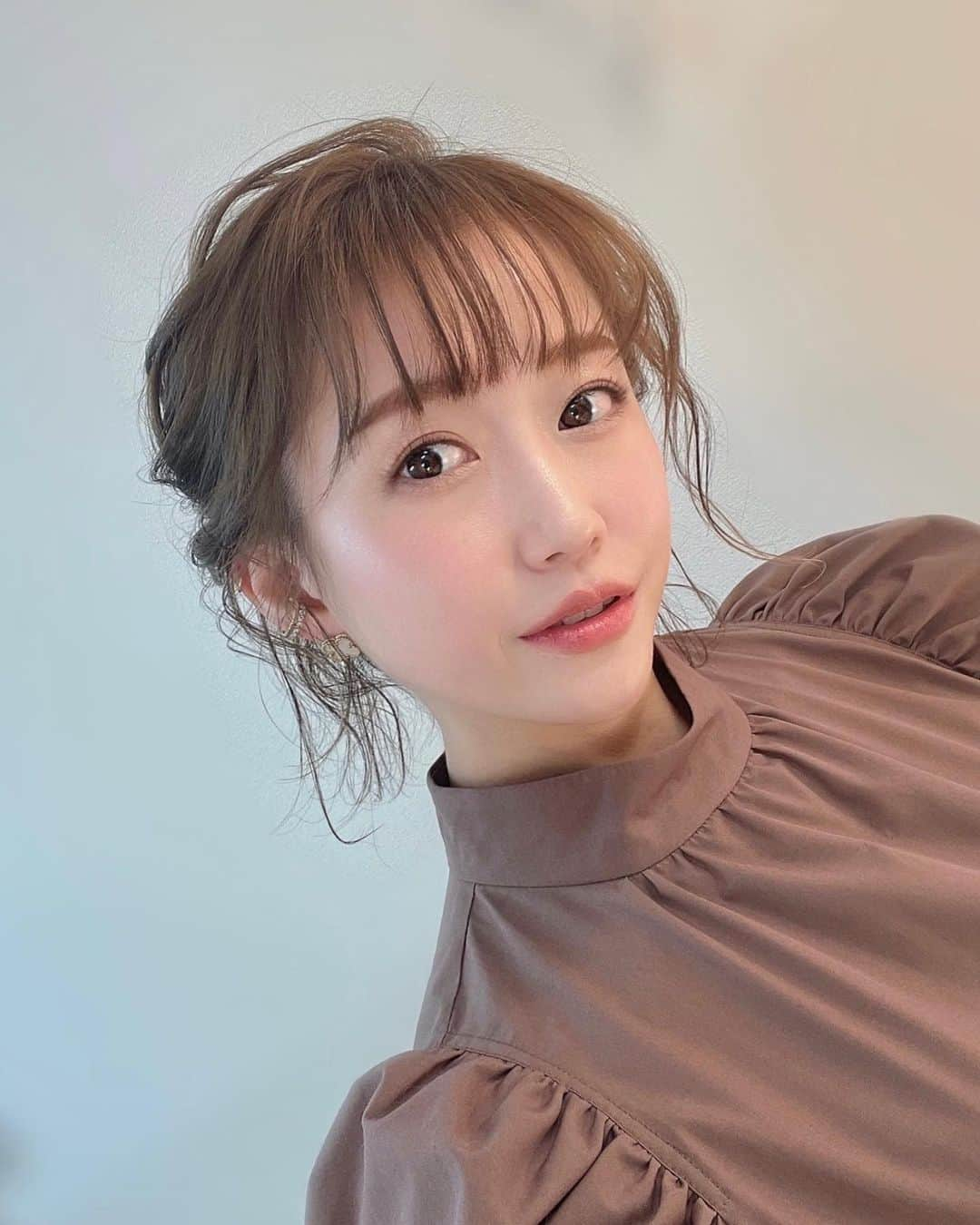 津田麻莉奈さんのインスタグラム写真 - (津田麻莉奈Instagram)「#おはよーちゃん 昨日のヘアメイク💄 アイメイクはピンク＆ライラック系で 髪は素敵なアップにしてもらいました✨  衣装　@snidel_official   JRA-VAN YouTubeでは 指数とデータから導き出された 日経新春杯の推奨馬を公開中💁🏼‍♀️ ▶️ https://youtu.be/v7t-WOSiuE8 (ストーリーとTwitterにリンクあります)  津田麻莉奈の「ばんば塾」 ▶️ https://youtu.be/tOK0n1LHNi4 今日の帯広11Rの予想公開中💁🏼 (ストーリーとTwitterにリンクあります)  ––––––––––––––––––––––––––––  #gm #おはよう #メイク #ヘアメイク　 #ヘアアレンジ #ツヤ肌 #ツヤ肌メイク  #衣装#コーデ #ootd#美容　 #outfitoftheday  #coordinate  #makeup  #まりなる #津田麻莉奈」1月16日 9時25分 - tsudamarinal