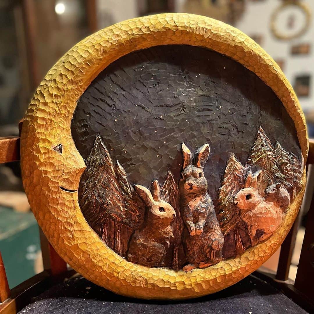 はしもとみおさんのインスタグラム写真 - (はしもとみおInstagram)「月の中に住むウサギたちのレリーフ 時計にするのもいいし、文字を彫り込むのもいいし、このままでもいいし。 レリーフって絵画と彫刻の中間地点。  #relief#woodworking #woodcarving #sculpture #rabbit #moon #miohashimoto」1月16日 9時55分 - hashimotomio