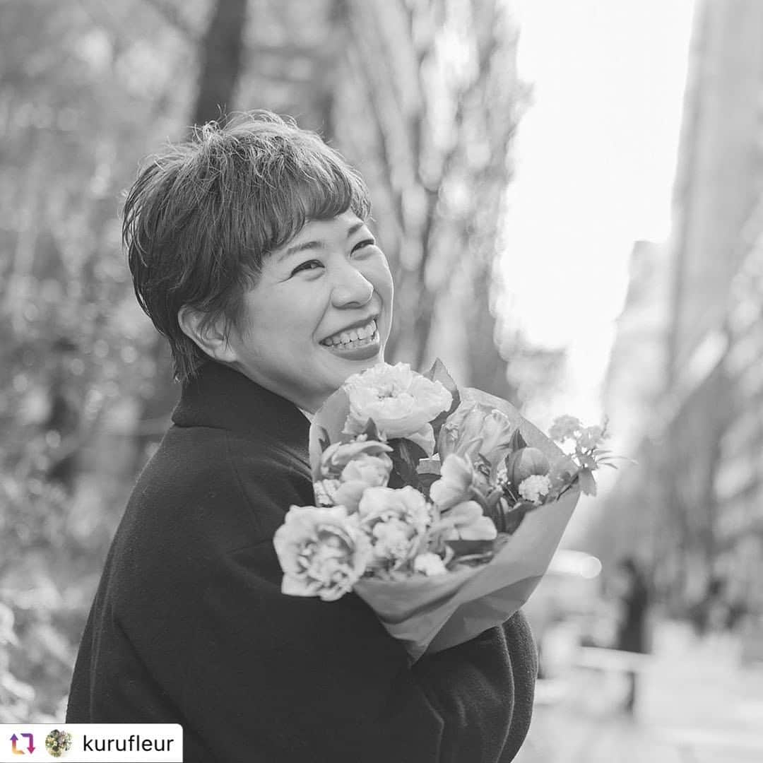 dorlisのインスタグラム：「📸✨ 大好きなフラワーデザイナー くるくること、来本曜世さんが フリーとして始動💐 ということで、 アー写を撮らせてもらいました🥺 ひまわりのように明るい笑顔がとっても 素敵なので、 自然体な満開の笑顔を撮りたいな、と！ 寒い中、いつものくるくるらしい 笑顔頂きました🌻 外撮影初めてでドキドキしたけど 楽しかった✨ くるくるありがとう❤︎ 今後の活躍楽しみにしてるよ‼️  #Repost @kurufleur with @reposter.app . 大好きな友人の @dorlis0223 が、 フリーで花の仕事をはじめた私の アー写を撮影してくれました！ ・ 15年位前 2人ともカメラが好きで 井の頭公園に一眼レフを持って 撮影大会してた頃から 彼女は今まで写真を撮り続けていました。 ・ その腕で今や アーティストさんの写真や ライブ写真などを撮るカメラマンとなり、 いつも彼女の多彩な才能に魅了されています♡ ・ とにかく写真撮られるのが下手な私🤣 半目が多いし 顔ひきつるしで カメラマン泣かせなのに、 短時間でうまく私をのせて ナチュラルな写真を撮ってくれました！ ・ (しかも今日、風すごかったのに 頭がボサボサになっていないのにも驚き😳) ・ @dorlis0223 ありがとう❤️ ・ この写真と共に マイペースに楽しく頑張ります！ ・ ・ #来本曜世  #安野曜世 ・ #flowerslovers  #instaflowers #flowerstagram #kurufleur  #instaflower #ボタニカル #花好きな人と繋がりたい #花フレンド #flowergram #ハナノヒ　#イイハナ  #丁寧な暮らし #暮らしを愉しむ#暮らしのキロク #チルアウト #日々のくらし #お家遊び #幸せなひととき #ひとやすみ #花が好き #photography #canon #portraitphotography」