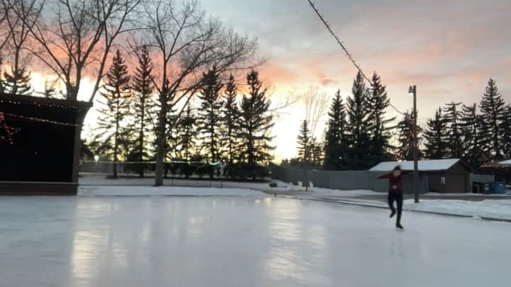 ブライス・シューダックのインスタグラム：「A little sunset skate with mom ❤️ • • • #sunset #figureskating #park96 #calgary #outdoorrink #canada #skatecanada #jacksonultima」