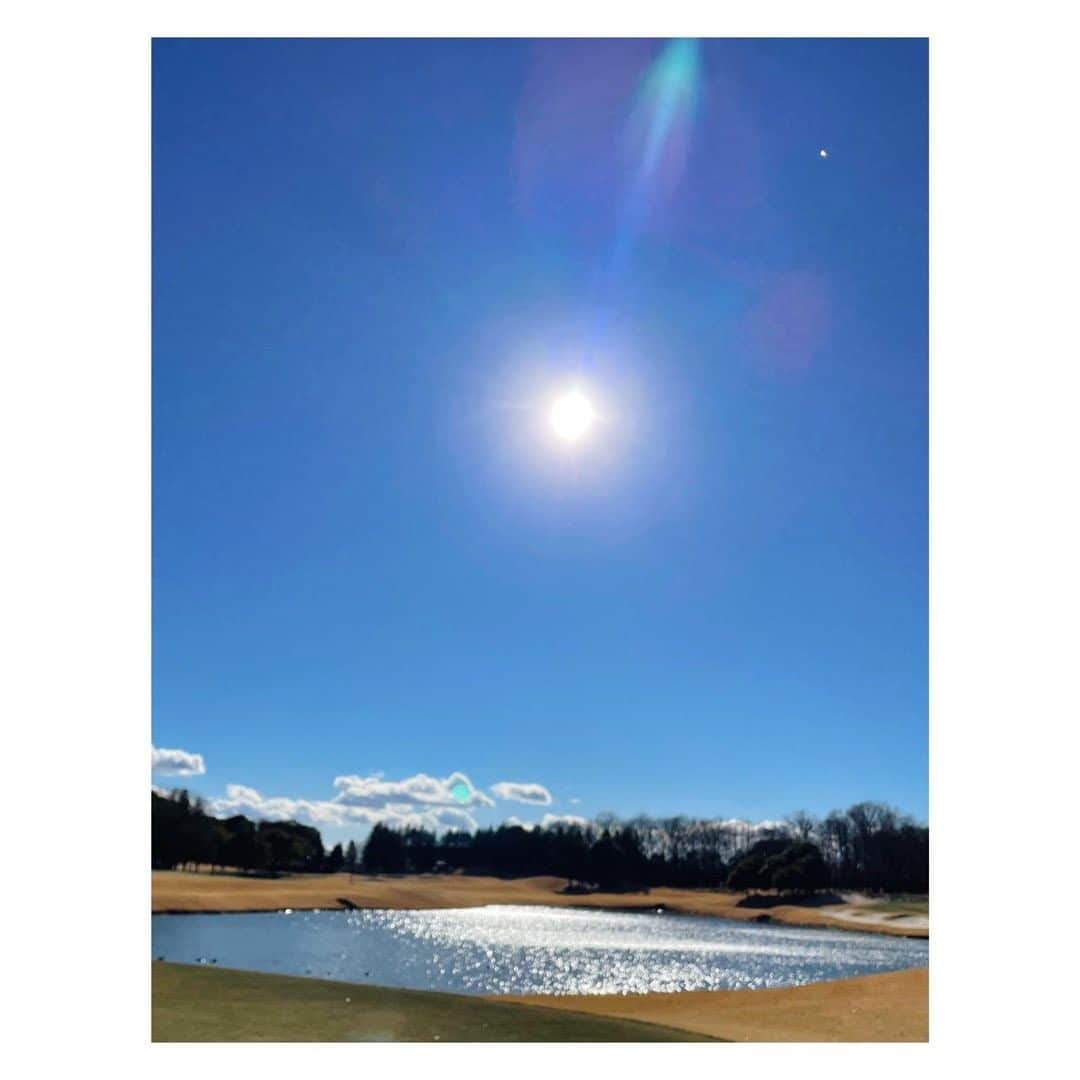 望月理恵さんのインスタグラム写真 - (望月理恵Instagram)「冬青空 冬は太陽が見えるだけで ありがたいですよね。  #冷え性#乾燥肌 #カサカサ#冬がこわいw  写真は年明け、初打ちの時の太陽です。」1月16日 10時27分 - mochiee28