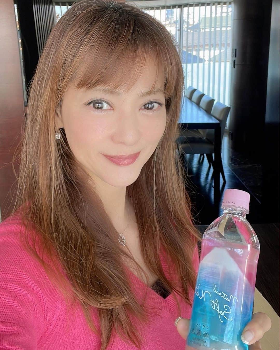 箕輪玖美さんのインスタグラム写真 - (箕輪玖美Instagram)「最近お気に入りのお水 プラズマ解離水 @plasma_kairisui_official ✨  お水大好きだから、新しいお水を見付けたら直ぐに試しちゃう💕  天然ミネラル’バナジウム’を豊富に含む富士山の岩盤の中を流れる水を電解させた、細胞内液にもっとも近いpH7.57❣️  細胞から潤してくれるなんて…最高のアンチエイジングだね😉  プラズマ解離水 https://kairisui.com/  #細胞を潤す水 #水が好き #プラズマ解離水 #乾燥対策 #水分補給 #染み込む水 #pr #おいしい #アンチエイジング #うるおい #美容と健康 #アラフィフ #モデル #箕輪玖美」1月16日 10時58分 - kumi.111