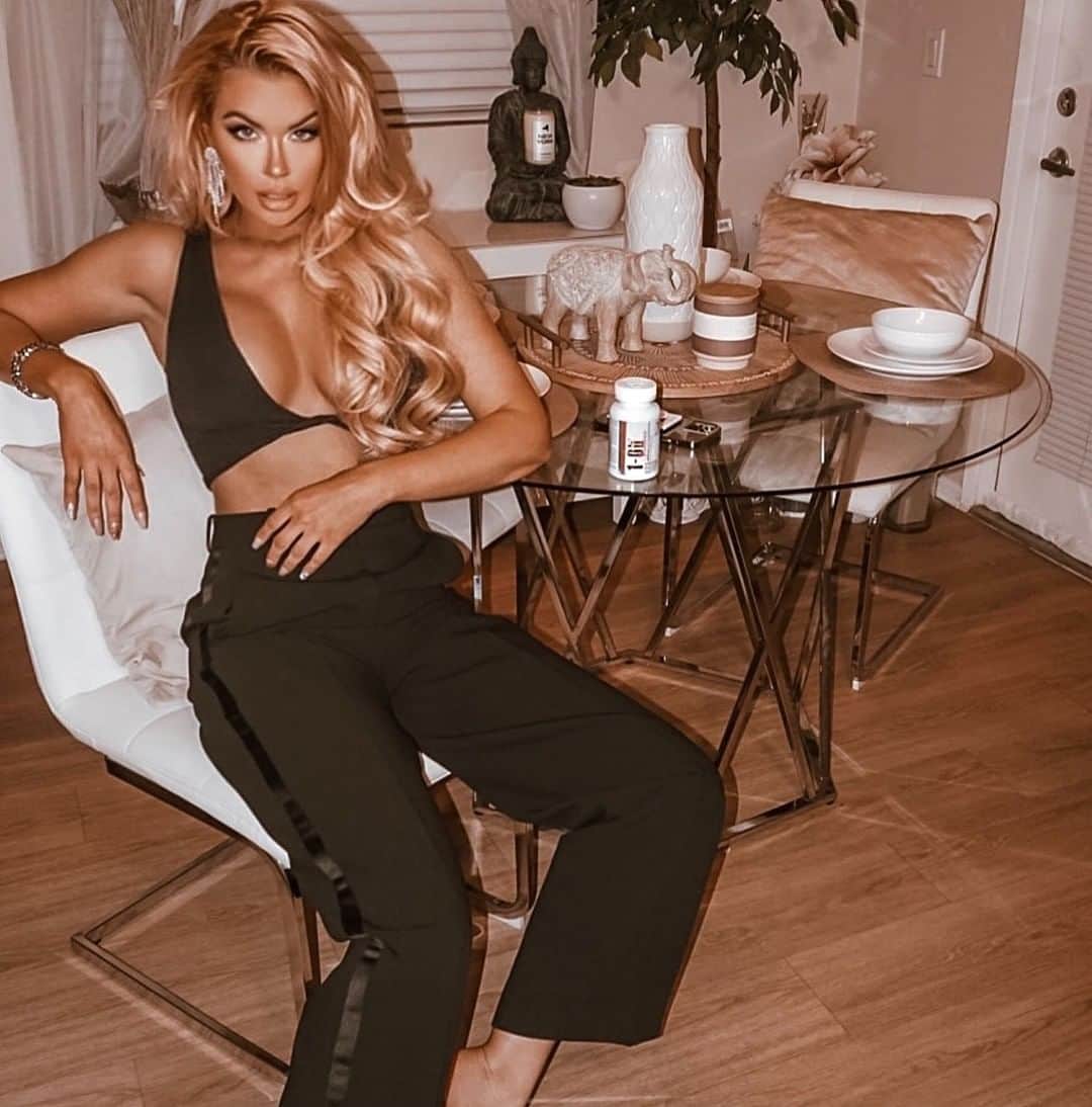 ジェサ・ヒントンのインスタグラム：「Big D energy ✨  And by that I mean @1stphorm 1-DB Goddess 💋  Keeping my energy and focus on the right shit. Like killin it always 💃🏼」