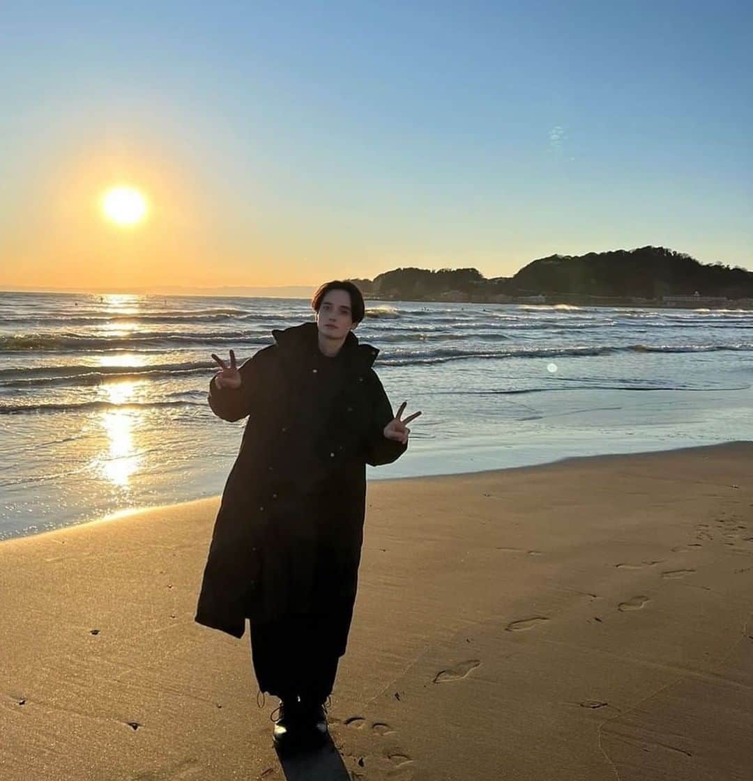 ジェイ・マクミランのインスタグラム：「🌅 🌅   #2022 　 #遅めのあけおめ  #今年もよろしくお願いします  #鎌倉 #beachboy」