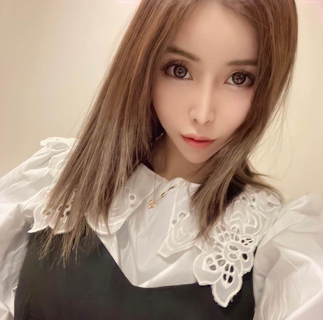 高橋沙弥華のインスタグラム：「韓国風セットアップ👗❤ 寒いからブラウスの下にヒートテック🥶💓  ブラウスってお上品に見えるよね🥳  #セレクトショップ #セレプー #🇰🇷 #🇨🇳 #韓国人になりたい #チャイボーグになりたい #セットアップ #ブラウスコーデ #韓国コーデ」